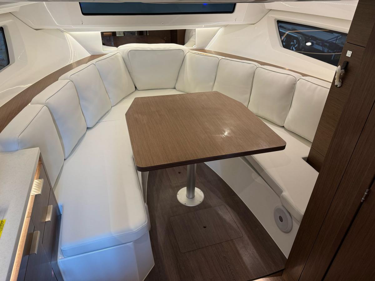 Jeanneau Cap Camarat 10.5 WA S2 op voorraad. Dit schip is aanwezig op de yamaha stand van hiswa te water 2026.