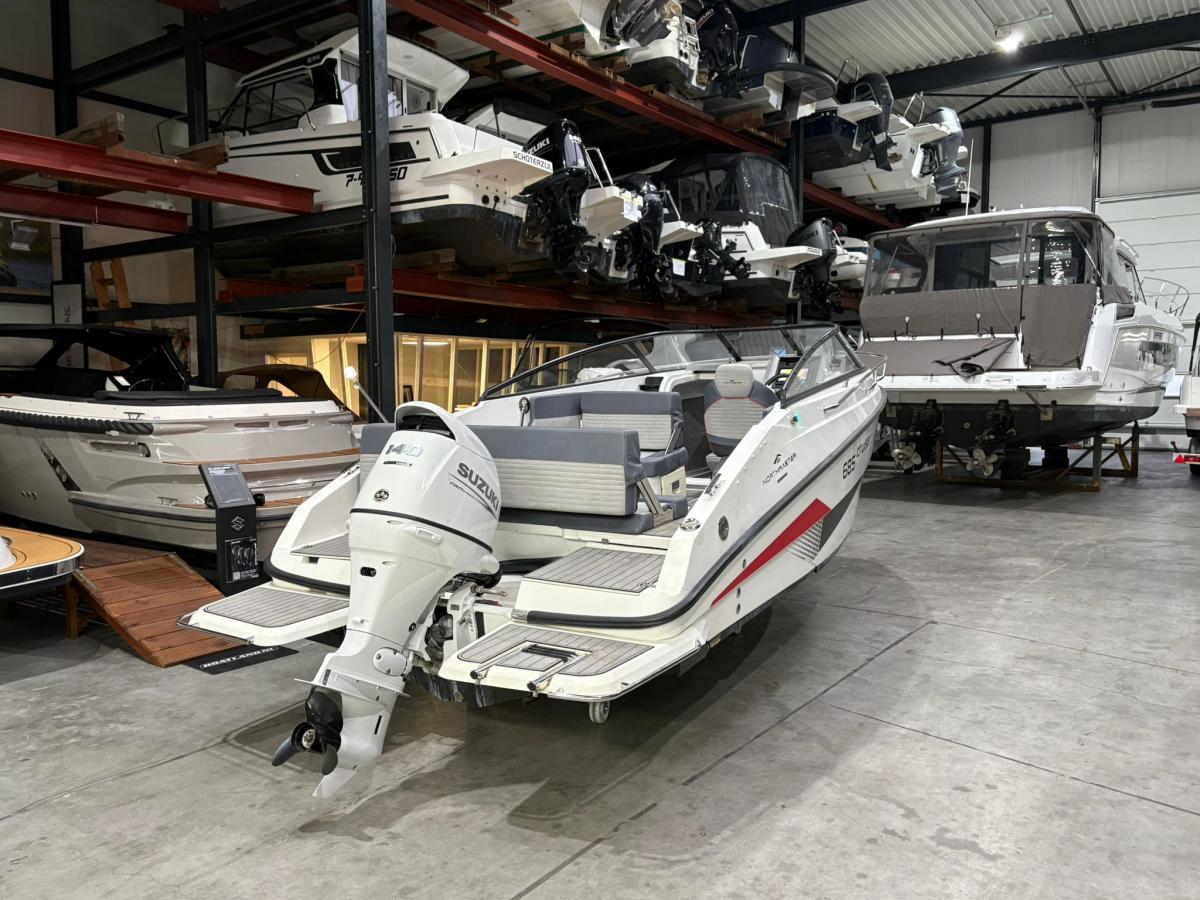 NORTHMASTER 685 Cruiser Cabin