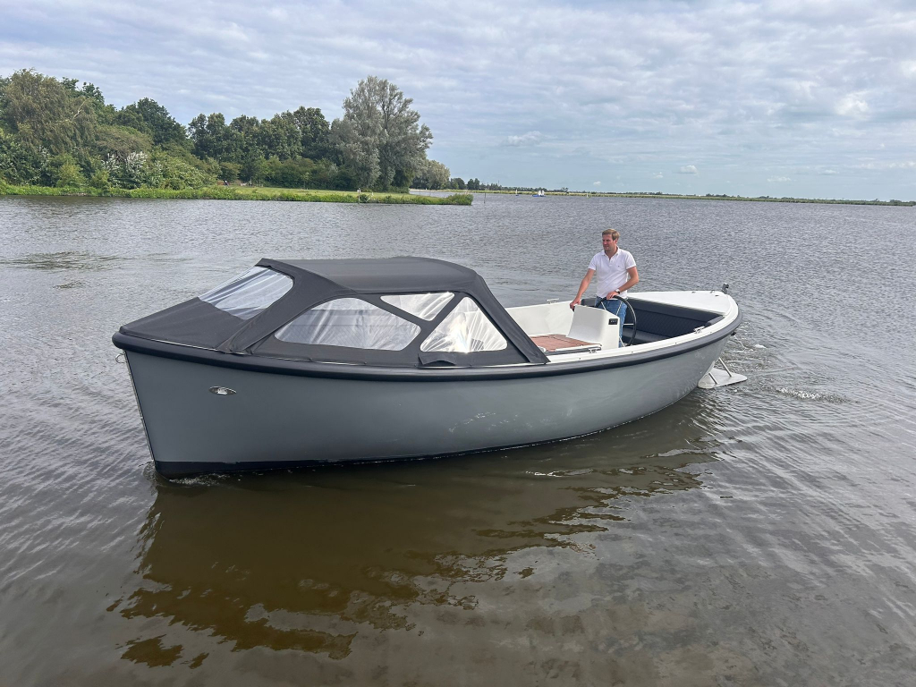 Pieterman 750 met 27 VETUS  750 diesel 