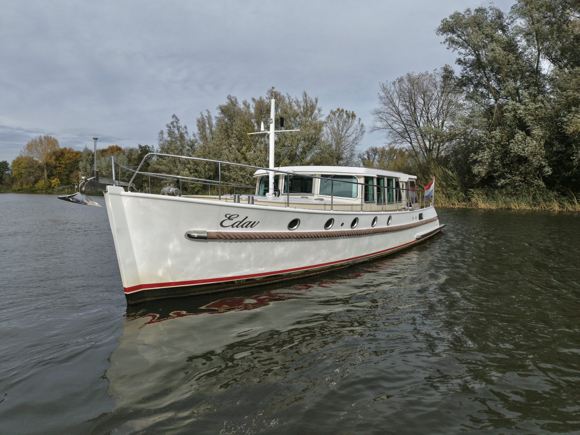 Serious Yachts Gently Low Bridge 45 Sedan