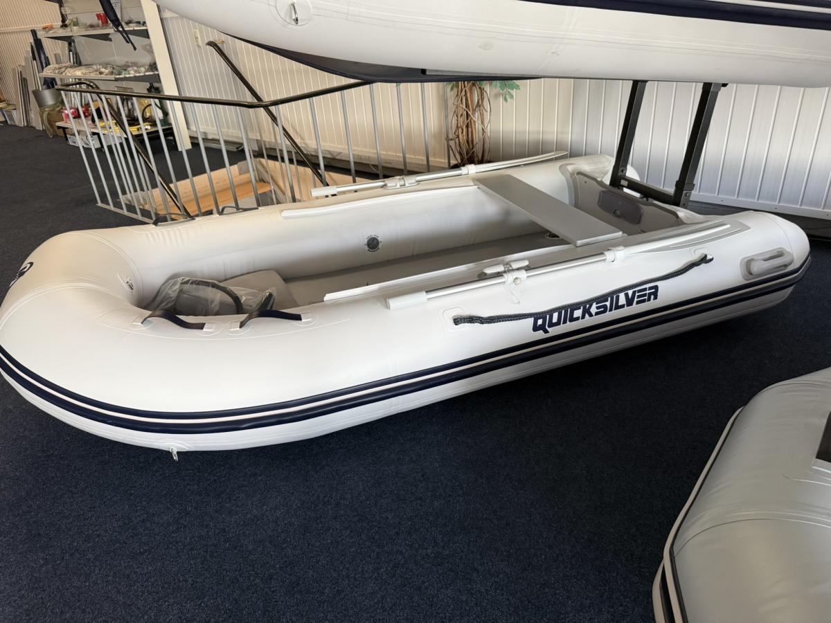 Quicksilver 300 Airdeck