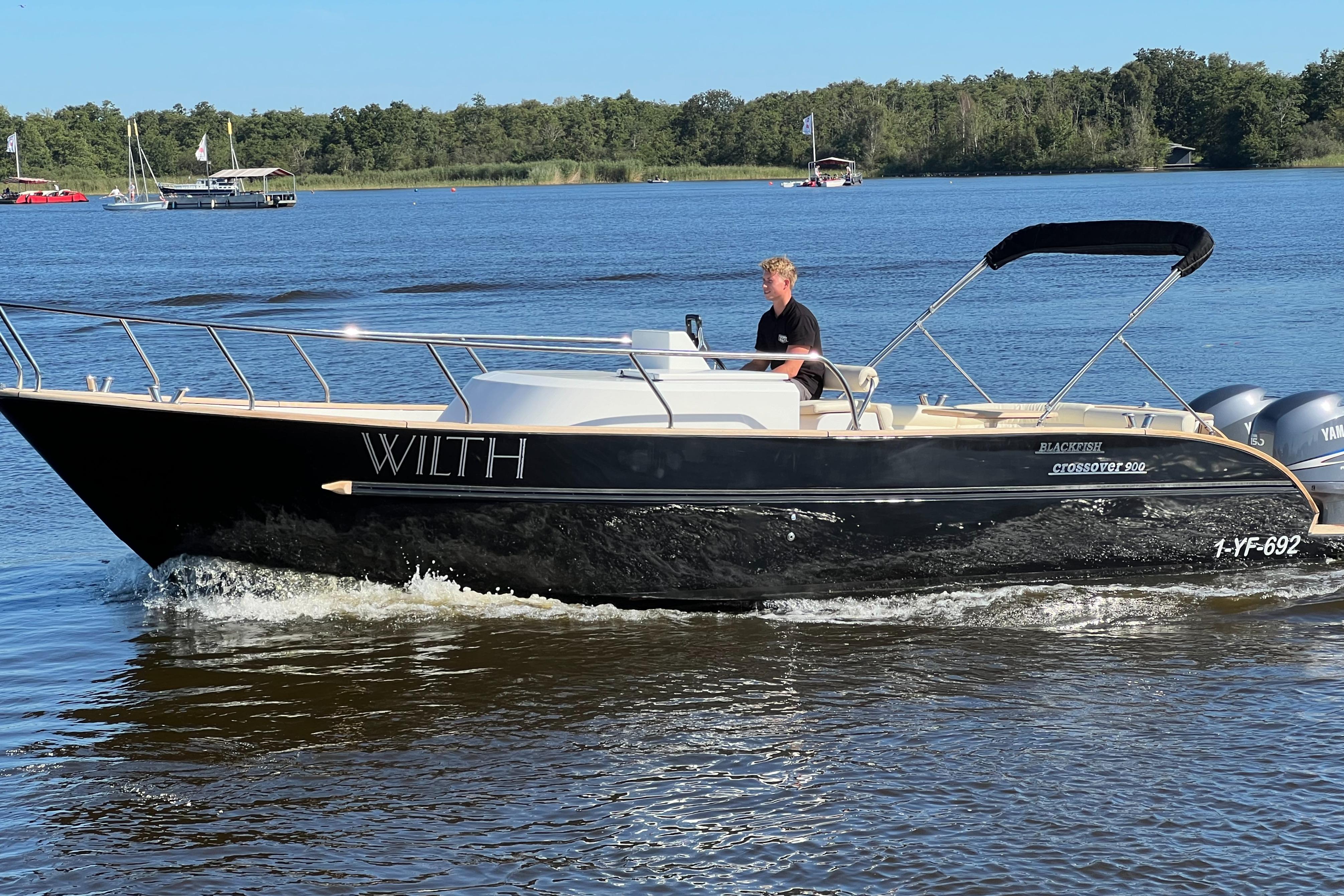 Center Console Blackfish Crossover 900