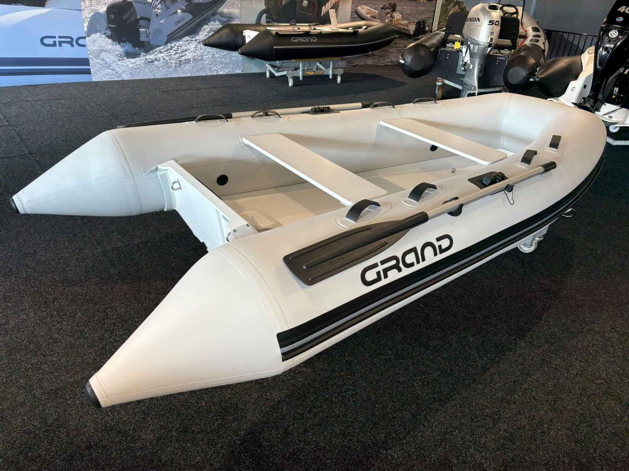 Grand Ribs Grand S330 wit met Mercury 4 pk