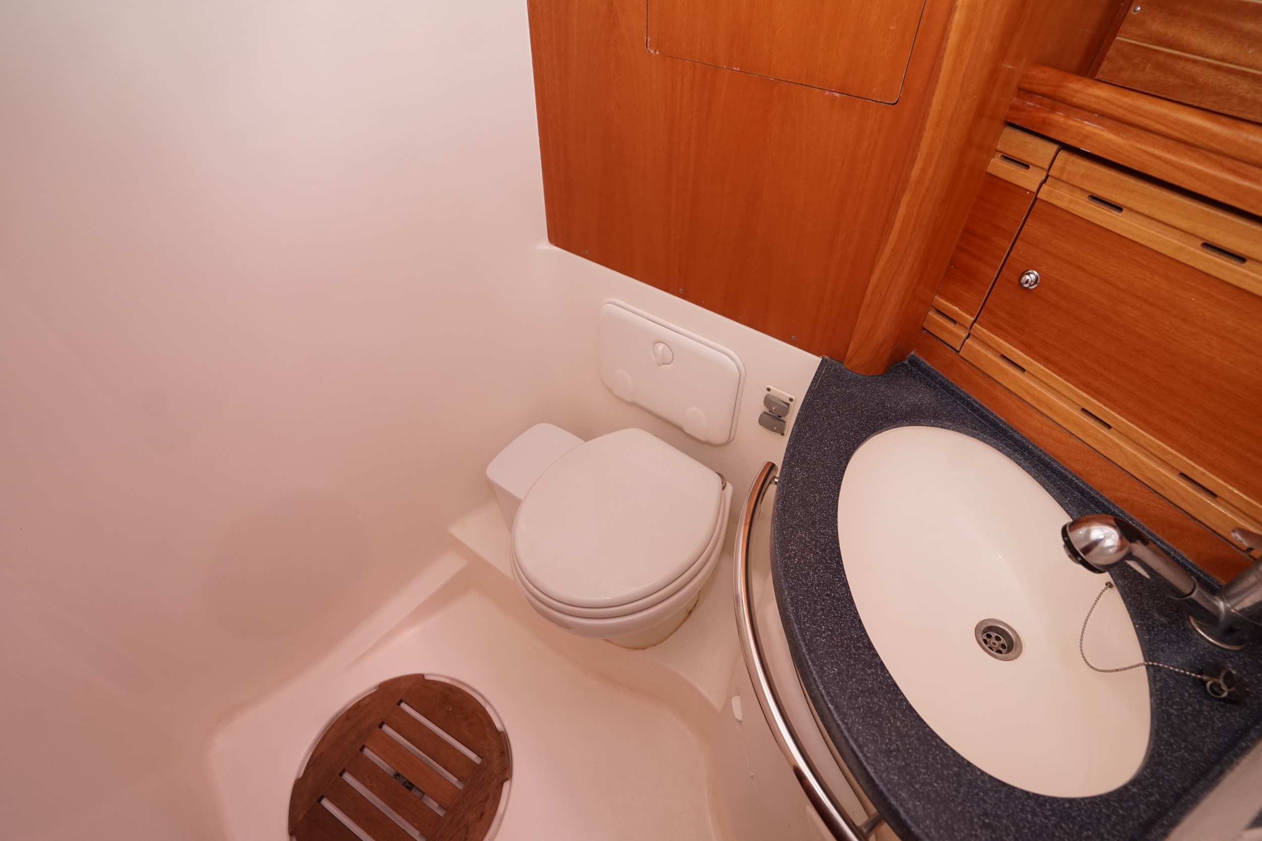 Bavaria 42 HT Sport IPS-500 - hydraulic platform