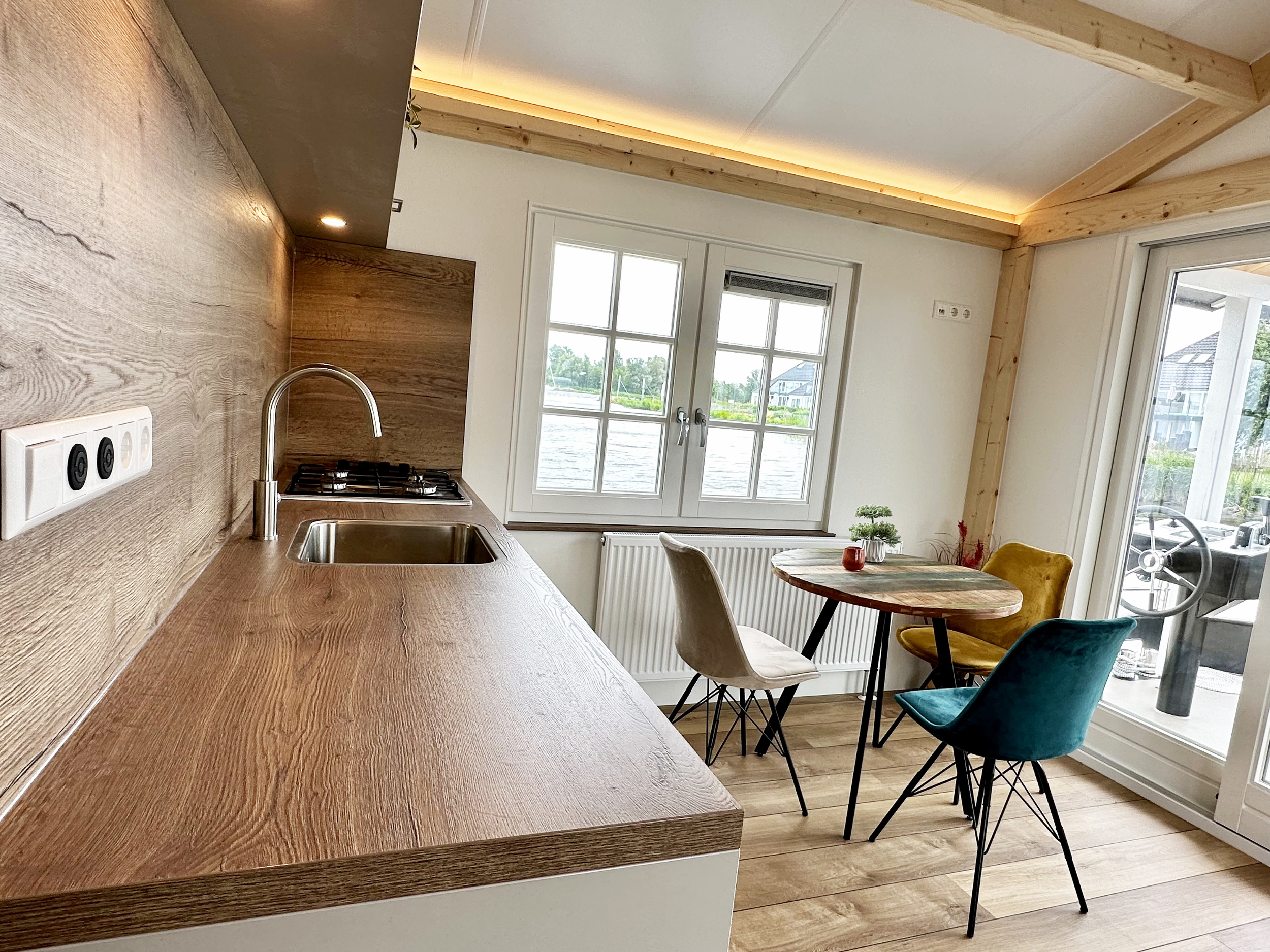 HOMESHIP VaarChalet In Amsterdam 1250D Luxe Houseboat