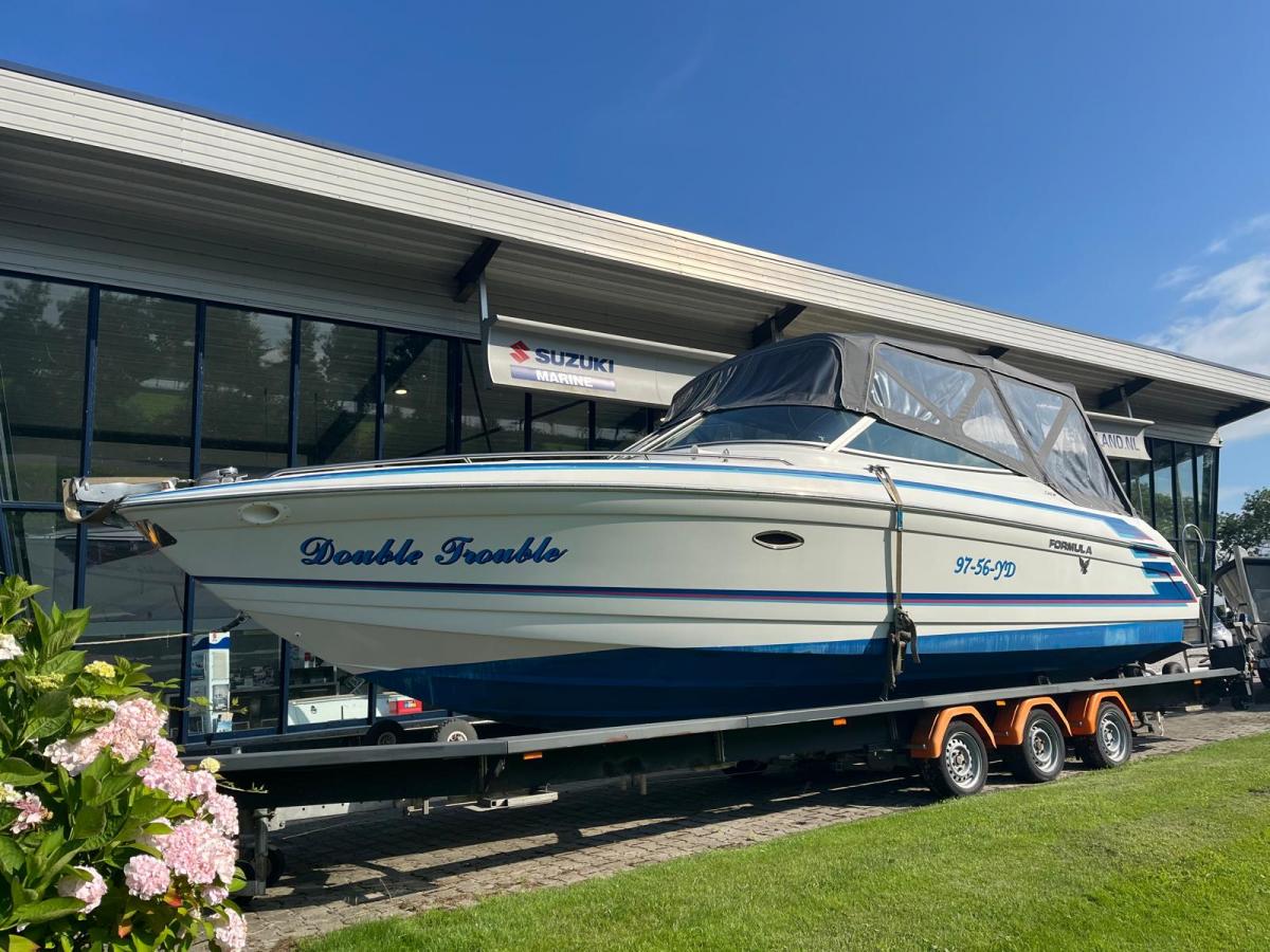 Formula F-280 SS Cuddy cabin