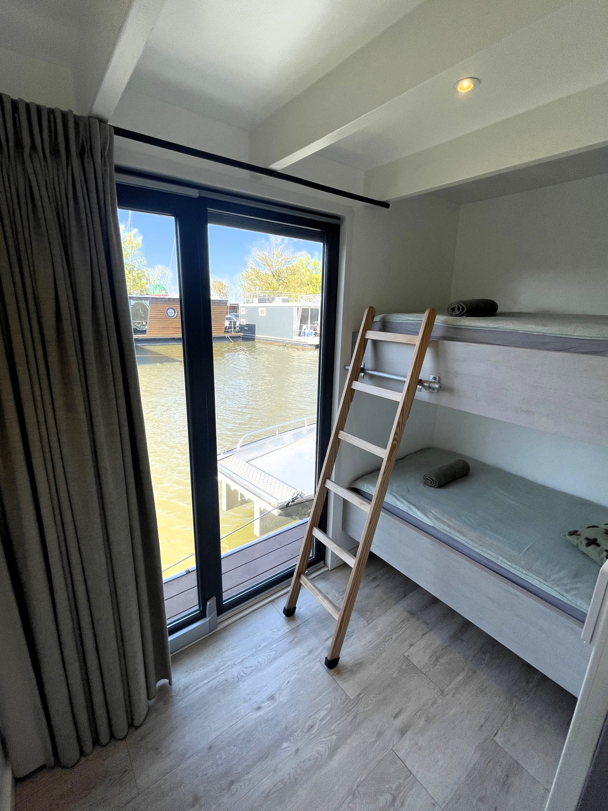 Surla 15 Houseboat Zelfvoorzienend