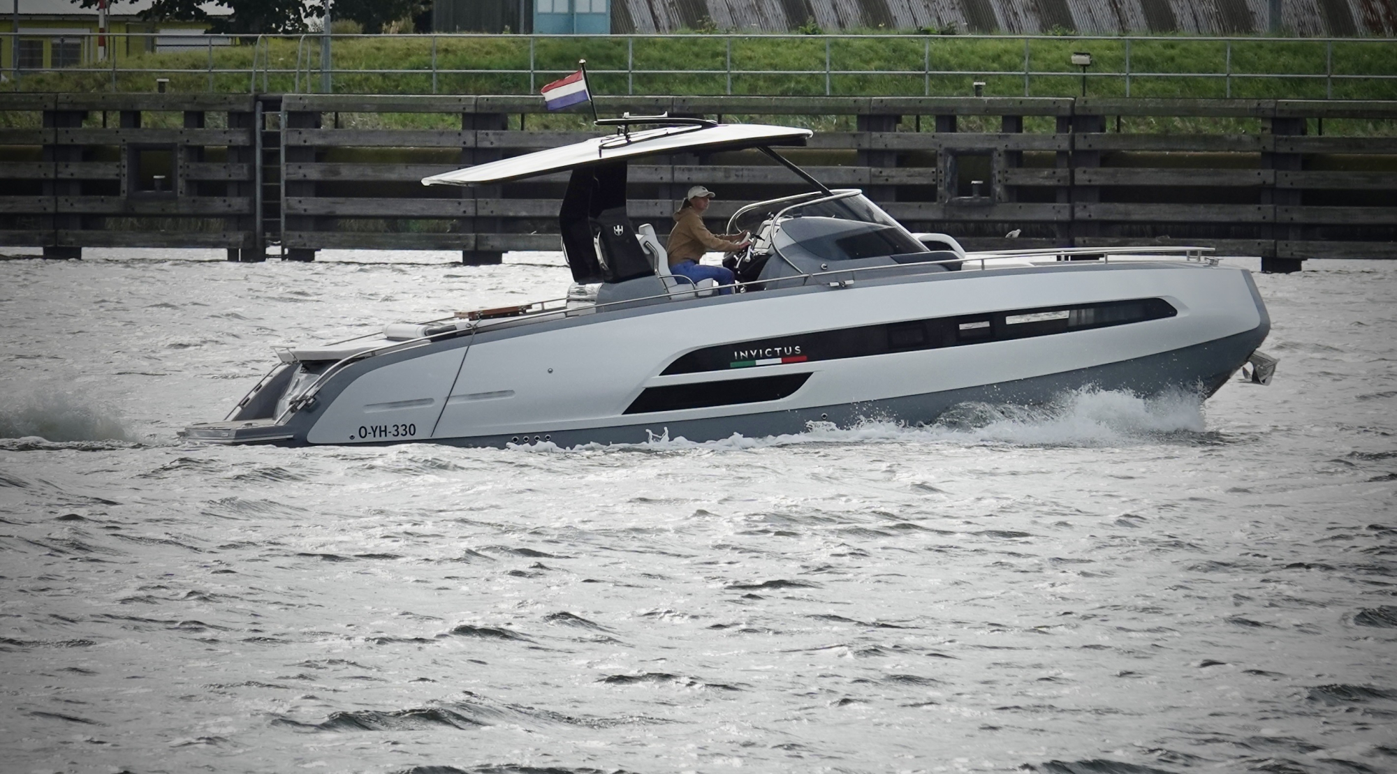 Invictus yachts Invictus 320 GT met 2 x Mercruiser 270 pk diesel van 2024!