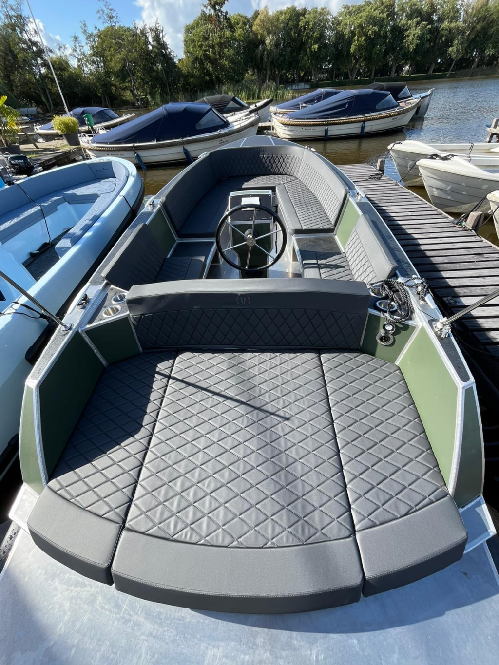 Van Vossen 650 plugin E tender aluminium elektrisch