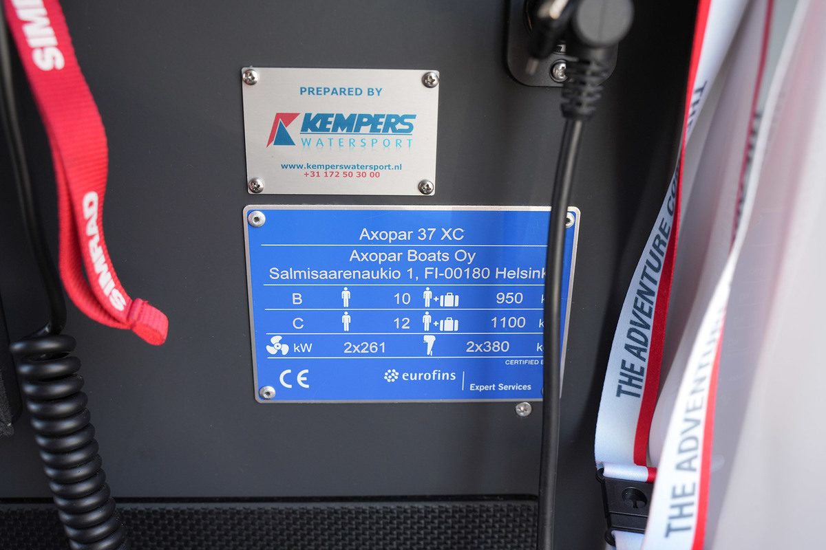 Axopar 37 XC Cross Cabin Mediterrana Edition