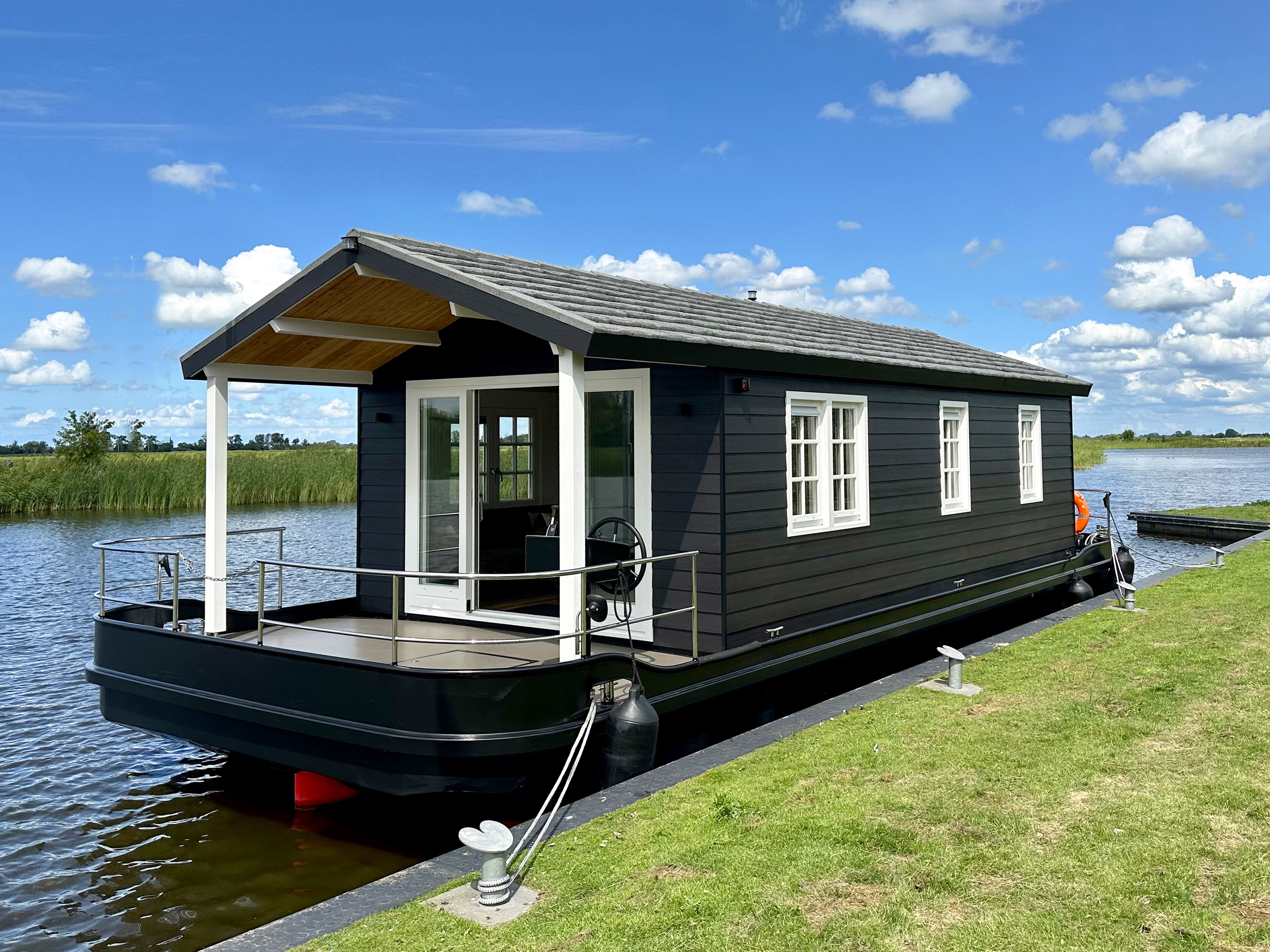 HOMESHIP VaarChalet In Amsterdam 1250D Luxe Houseboat