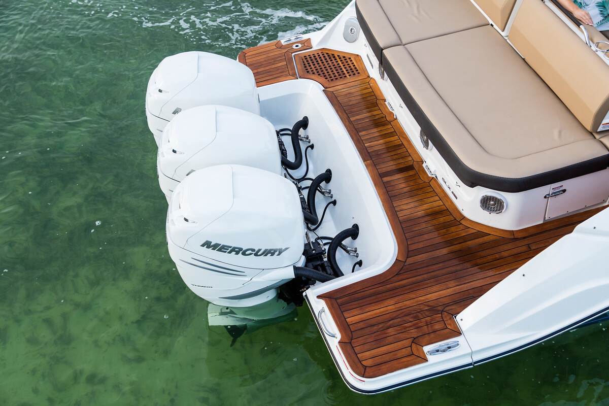 Sea Ray SLX 400 Outboard