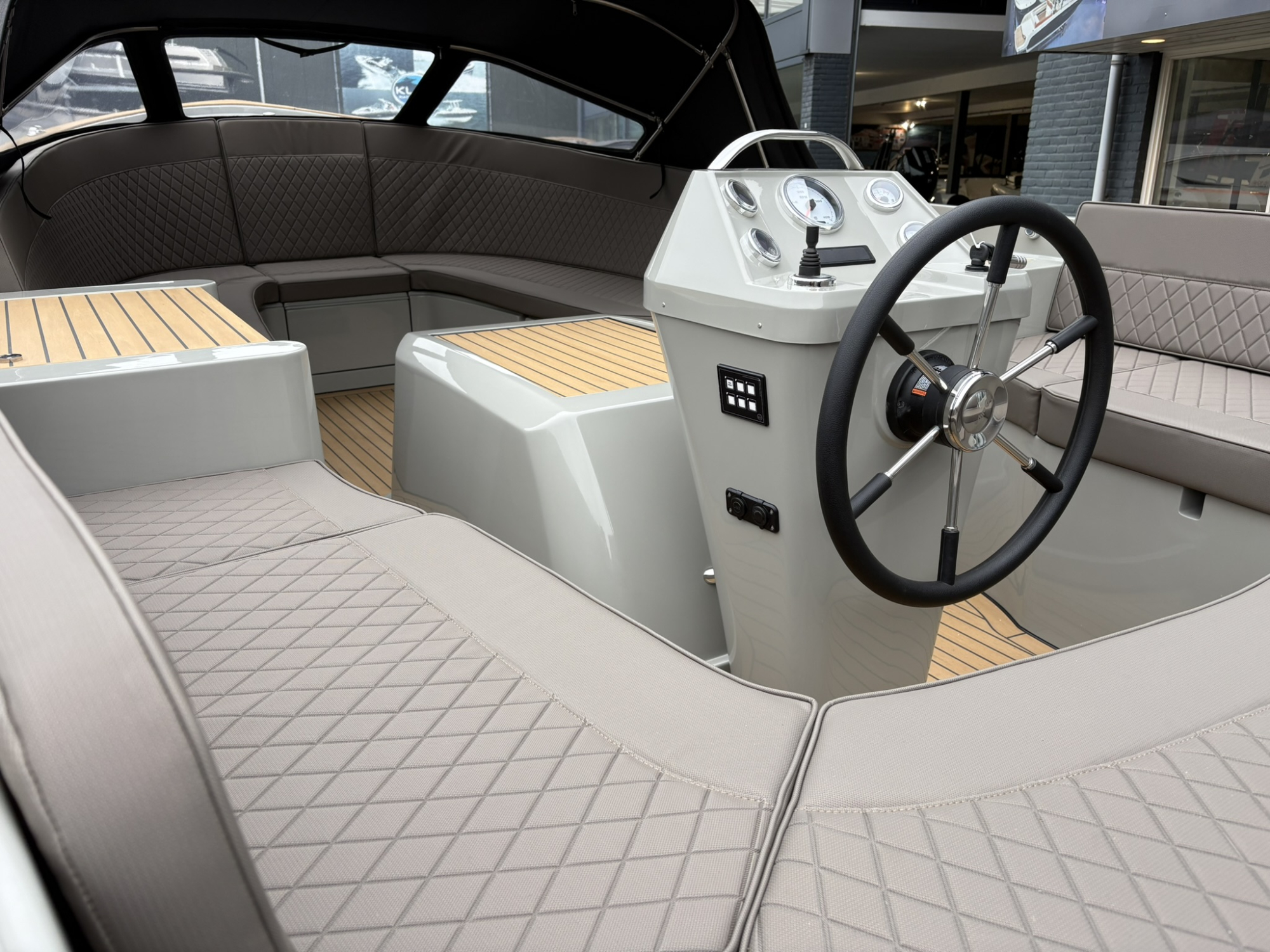 Antaris Sixty7 met Vetus 42 pk in RAL 7030 op voorraad!