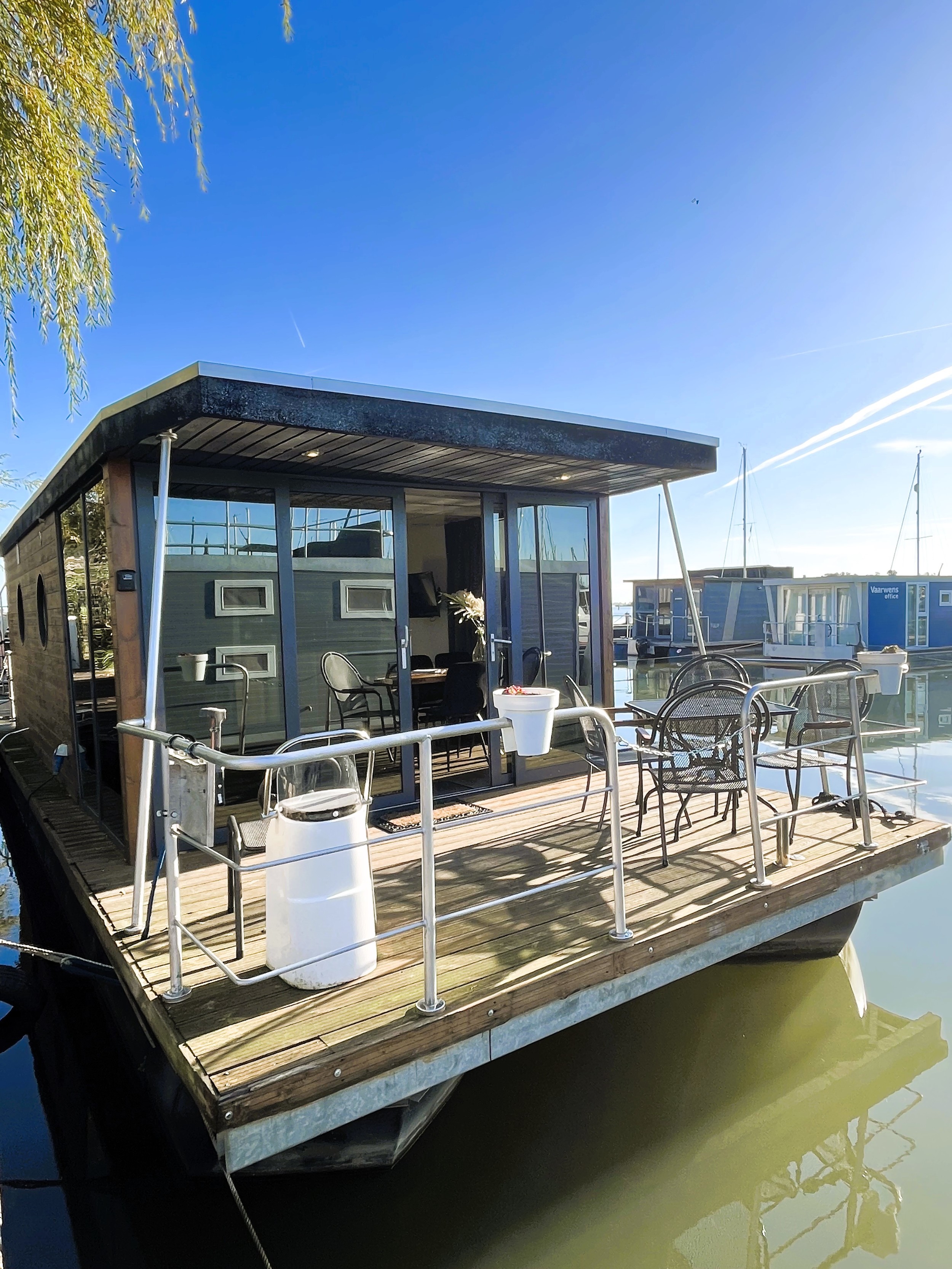 La Mare Apartboat (houseboat)
