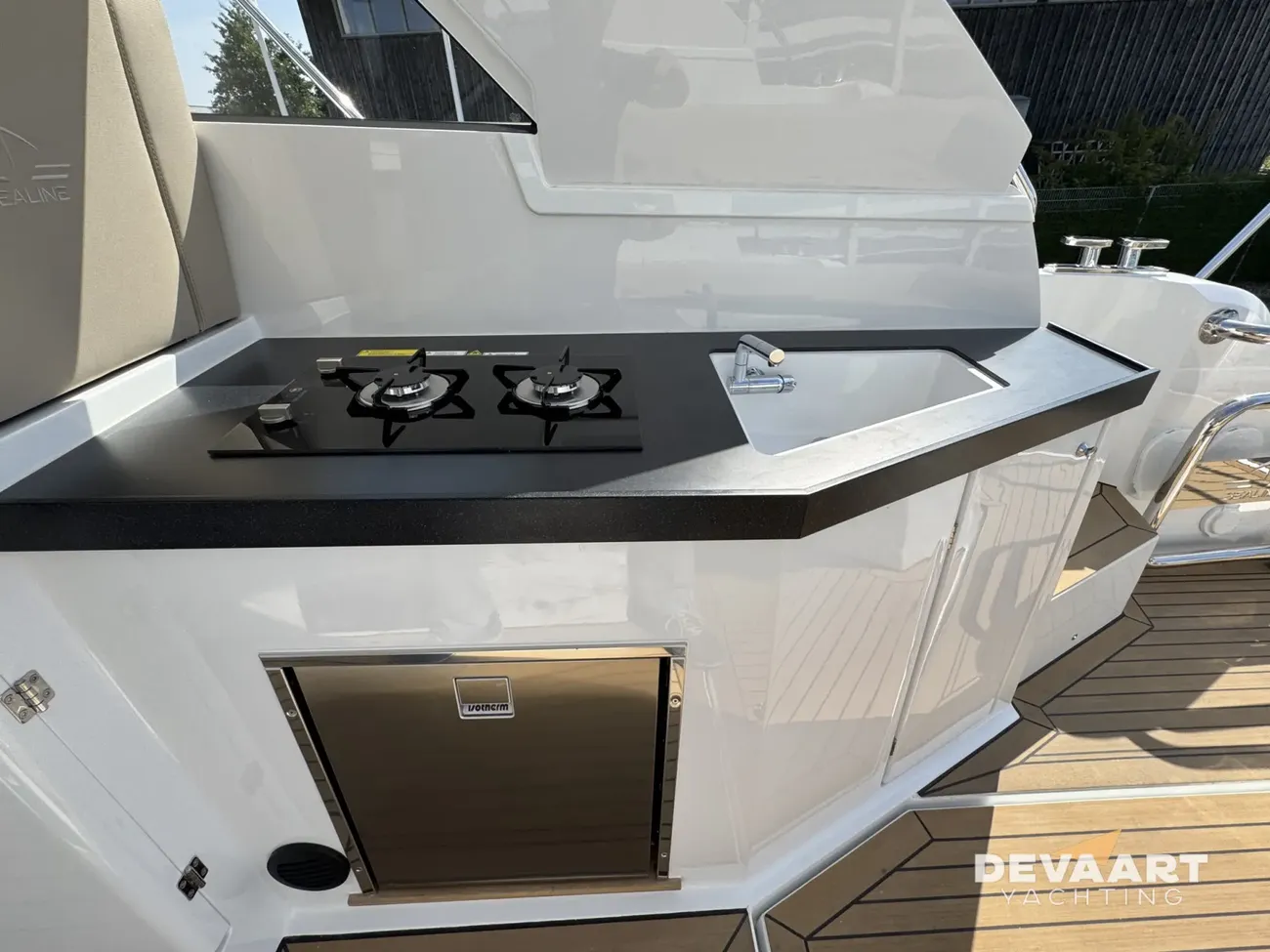 Sealine S335