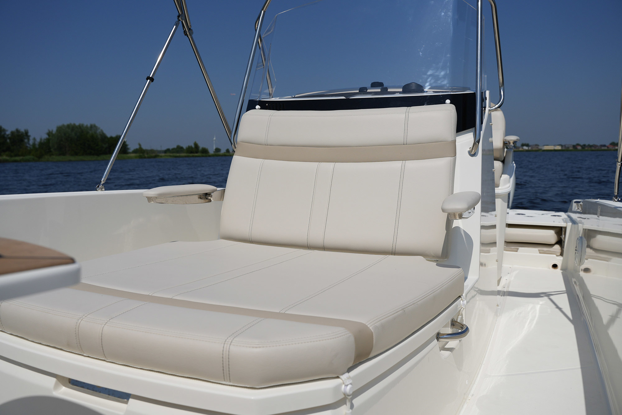 Boston Whaler 250 Dauntless