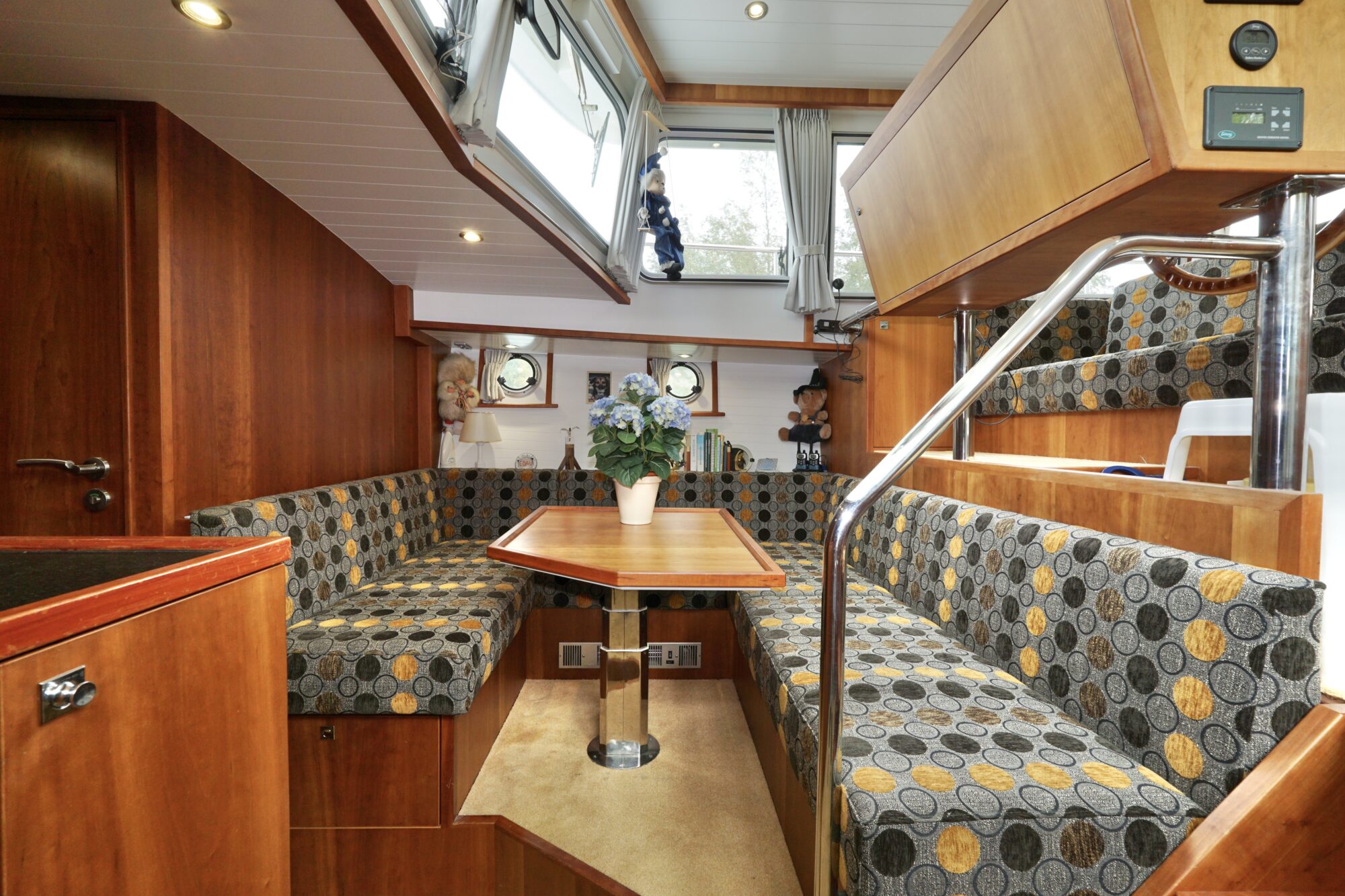 Serious Yachts Gently Low Bridge 45 Sedan