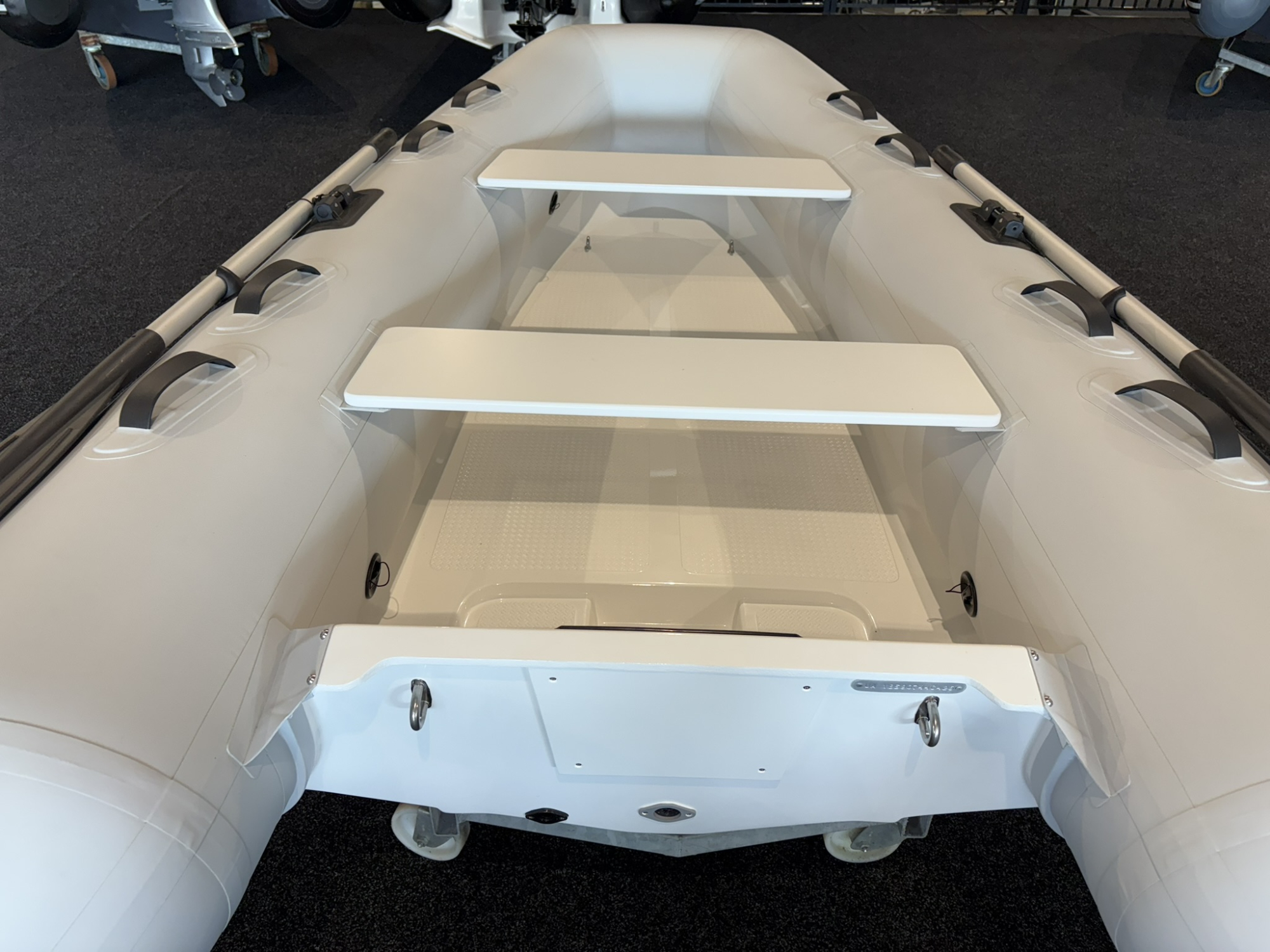 Grand Ribs Grand S330 wit met Mercury 4 pk