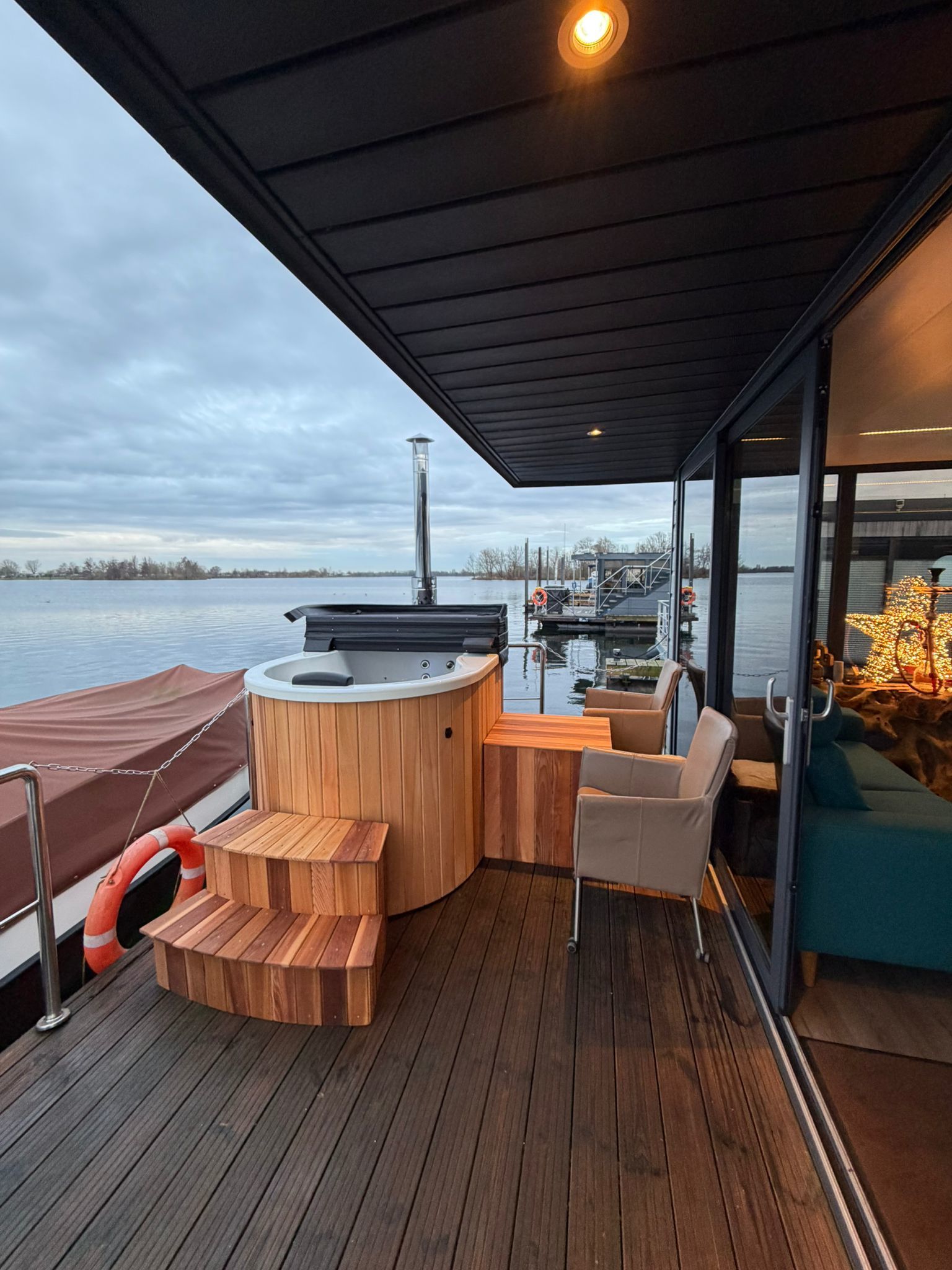 La Mare Houseboat Apartboat XL - Sauna - Hottub - Maasbommel