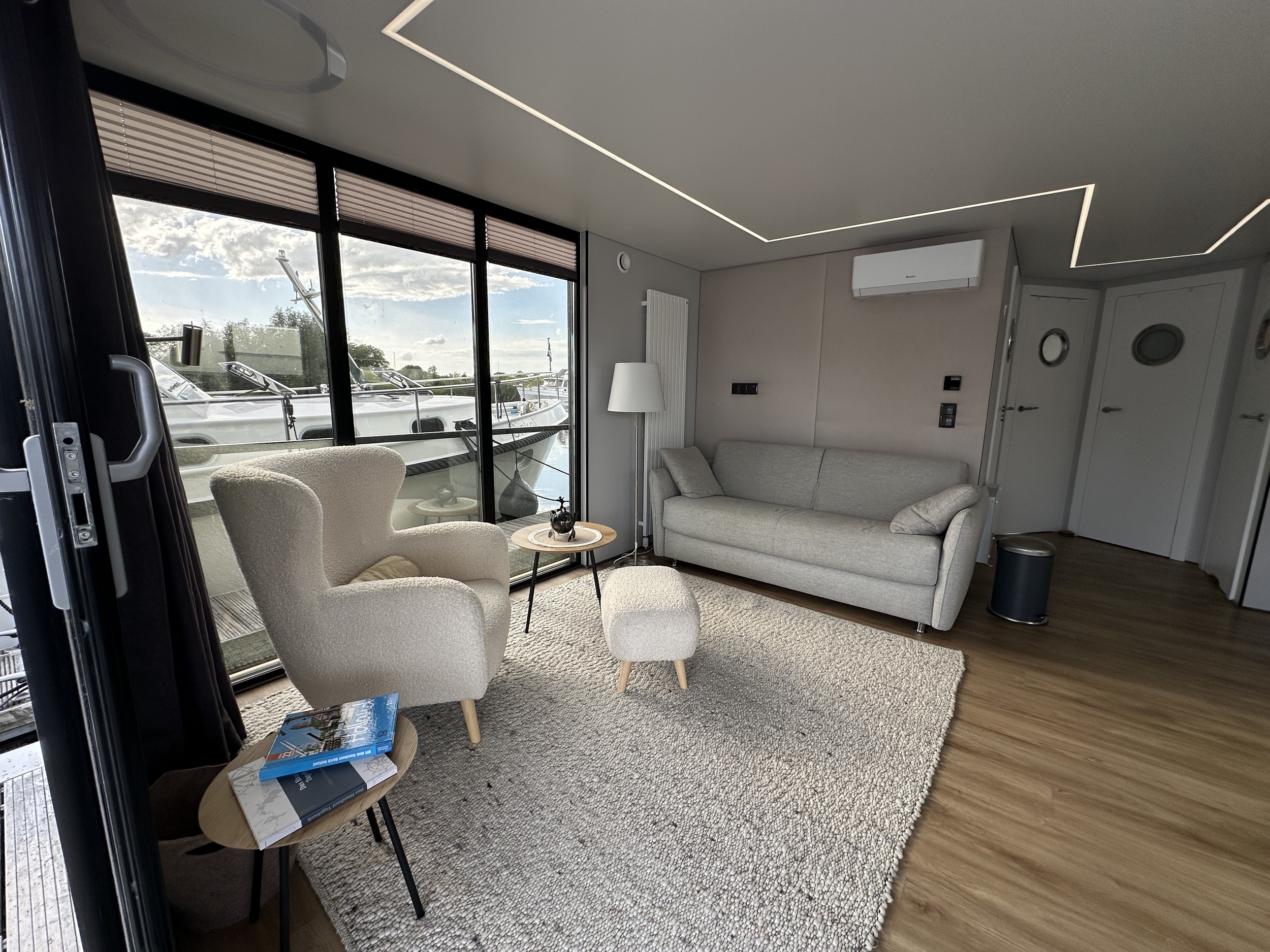 La Mare Houseboat Modern 12