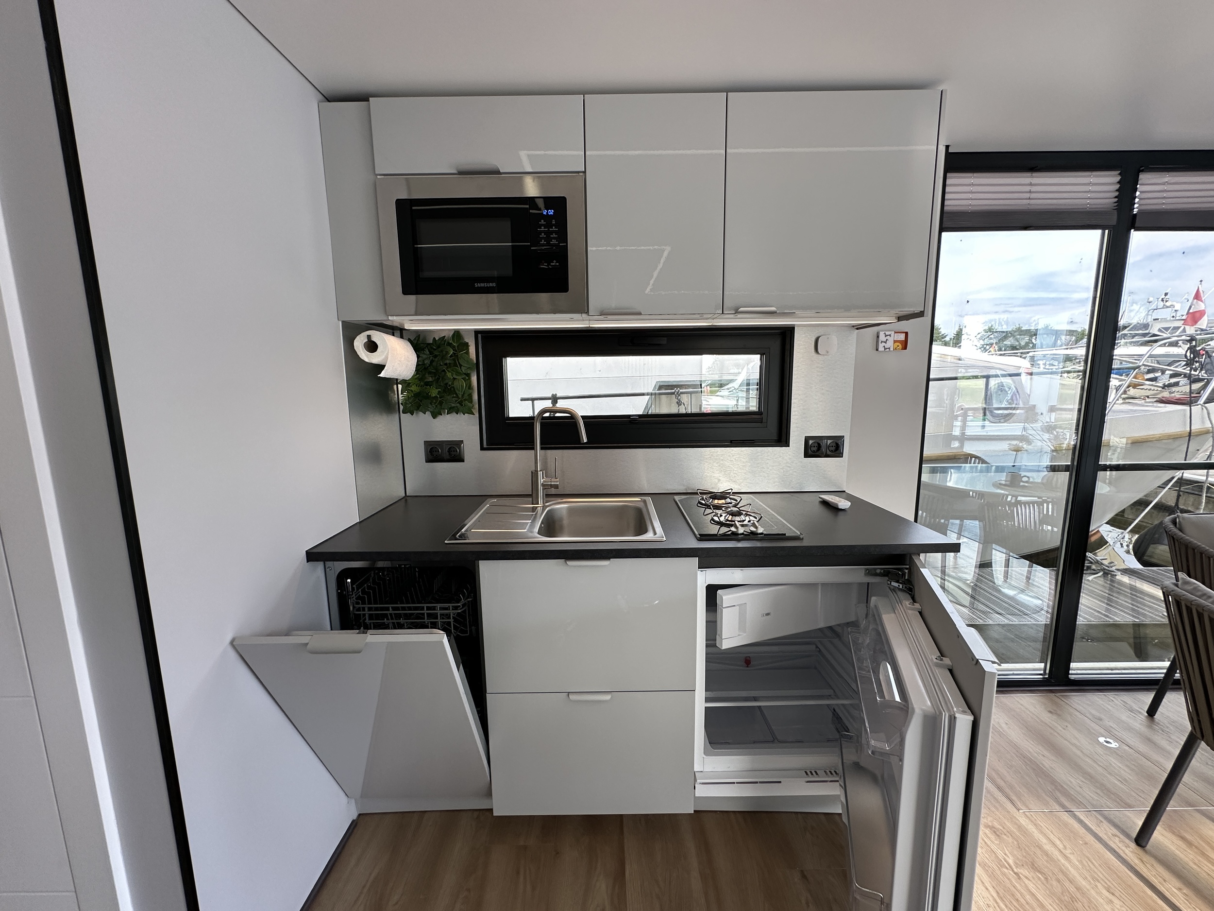 La Mare Houseboat Modern 12