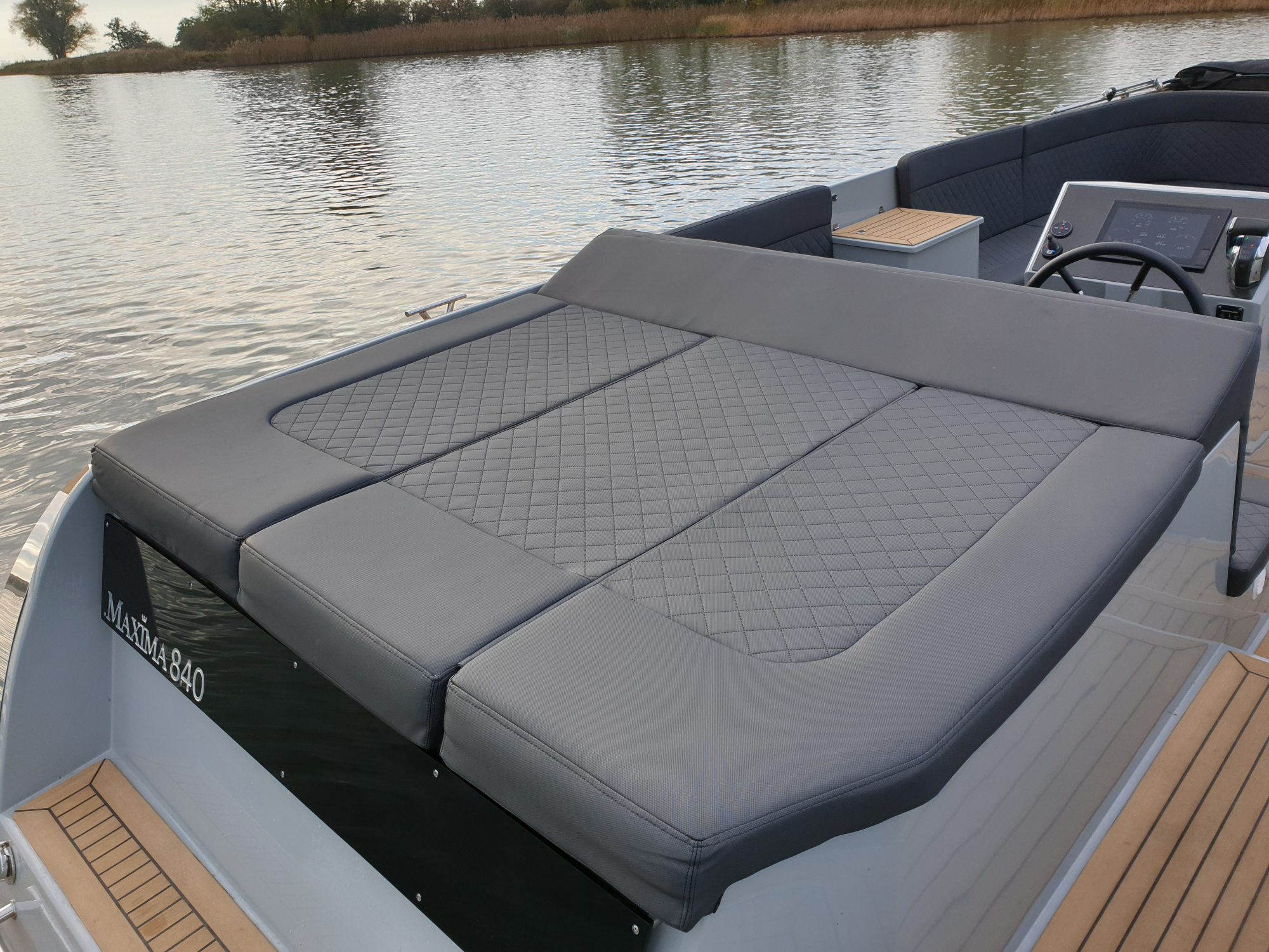 Maxima Boats 840