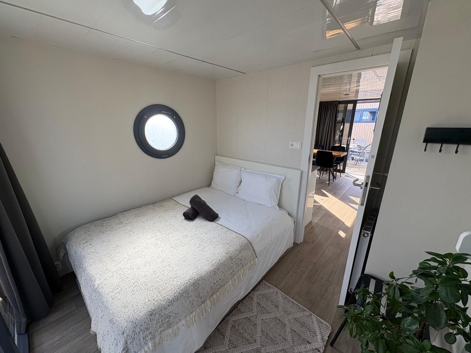 La Mare Apartboat (houseboat)