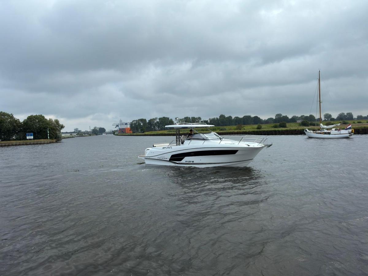 Jeanneau Cap Camarat 10.5 WA S2 op voorraad. Dit schip is aanwezig op de yamaha stand van hiswa te water 2026.