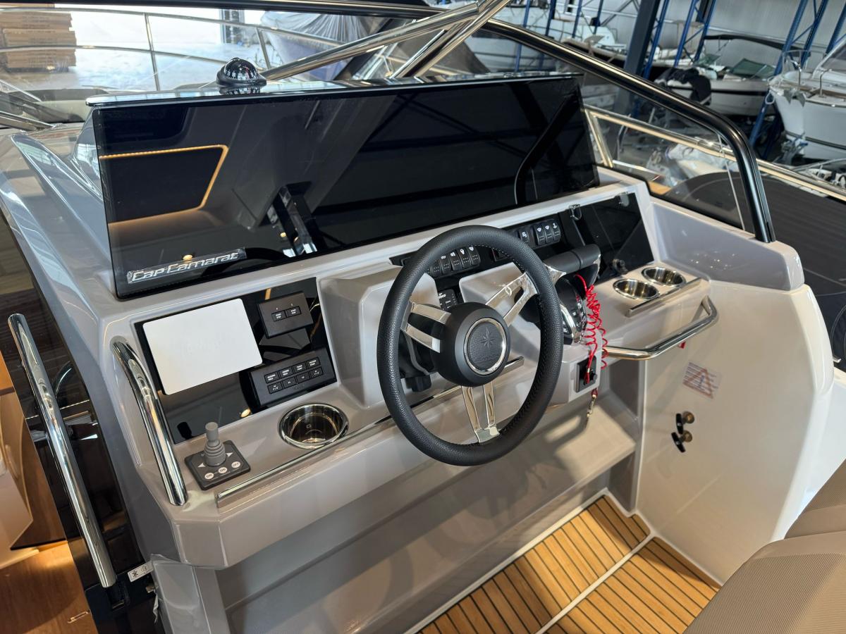 Jeanneau Cap Camarat 10.5 WA S2 op voorraad. Dit schip is aanwezig op de yamaha stand van hiswa te water 2026.