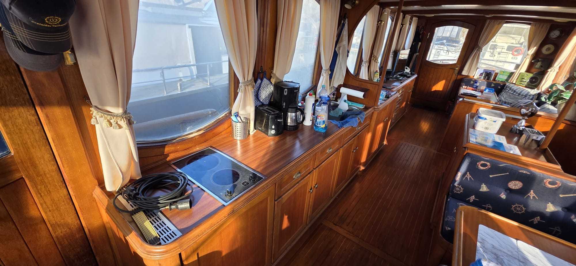 Classic Motor Yacht 14.85