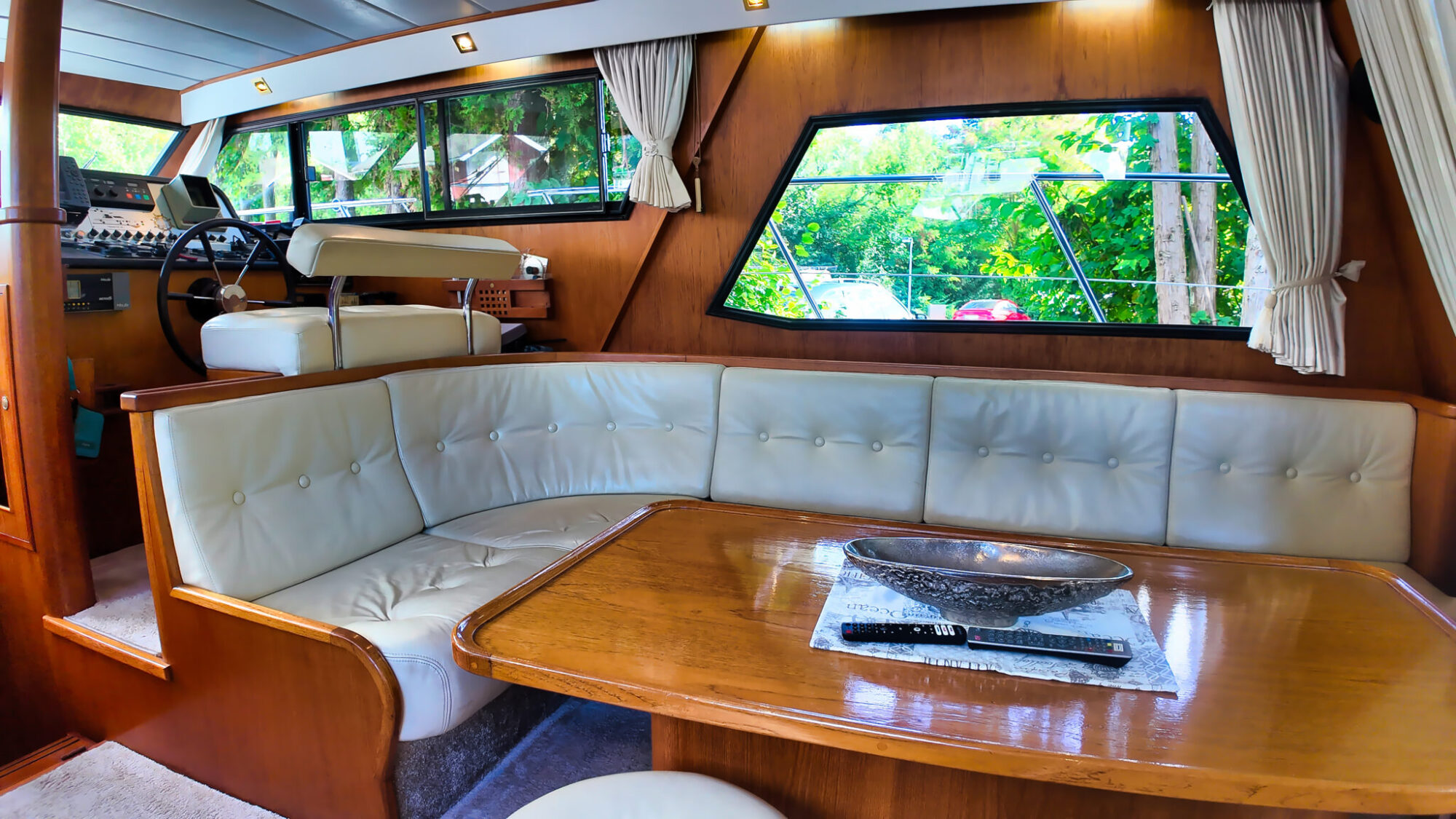 Neptunus 138 / 46 Flybridge Sedan