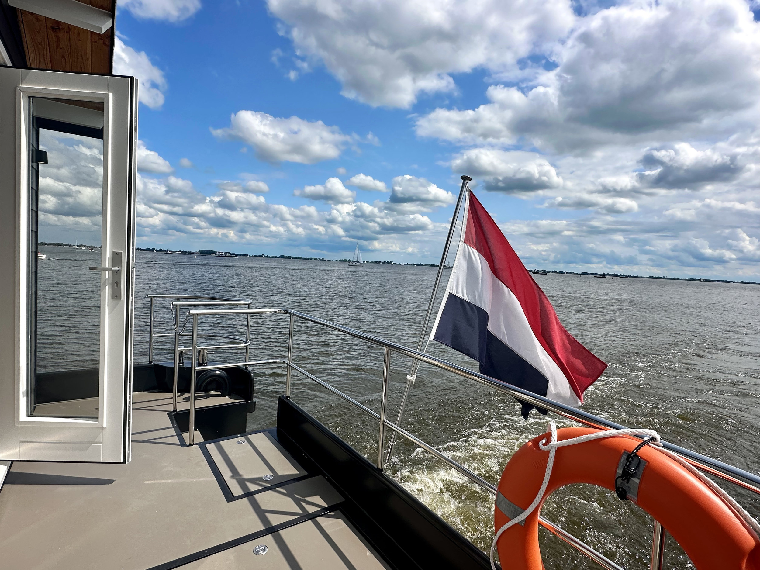 HOMESHIP VaarChalet In Amsterdam 1250D Luxe Houseboat