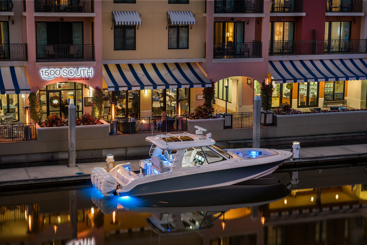 Boston Whaler 380 Realm