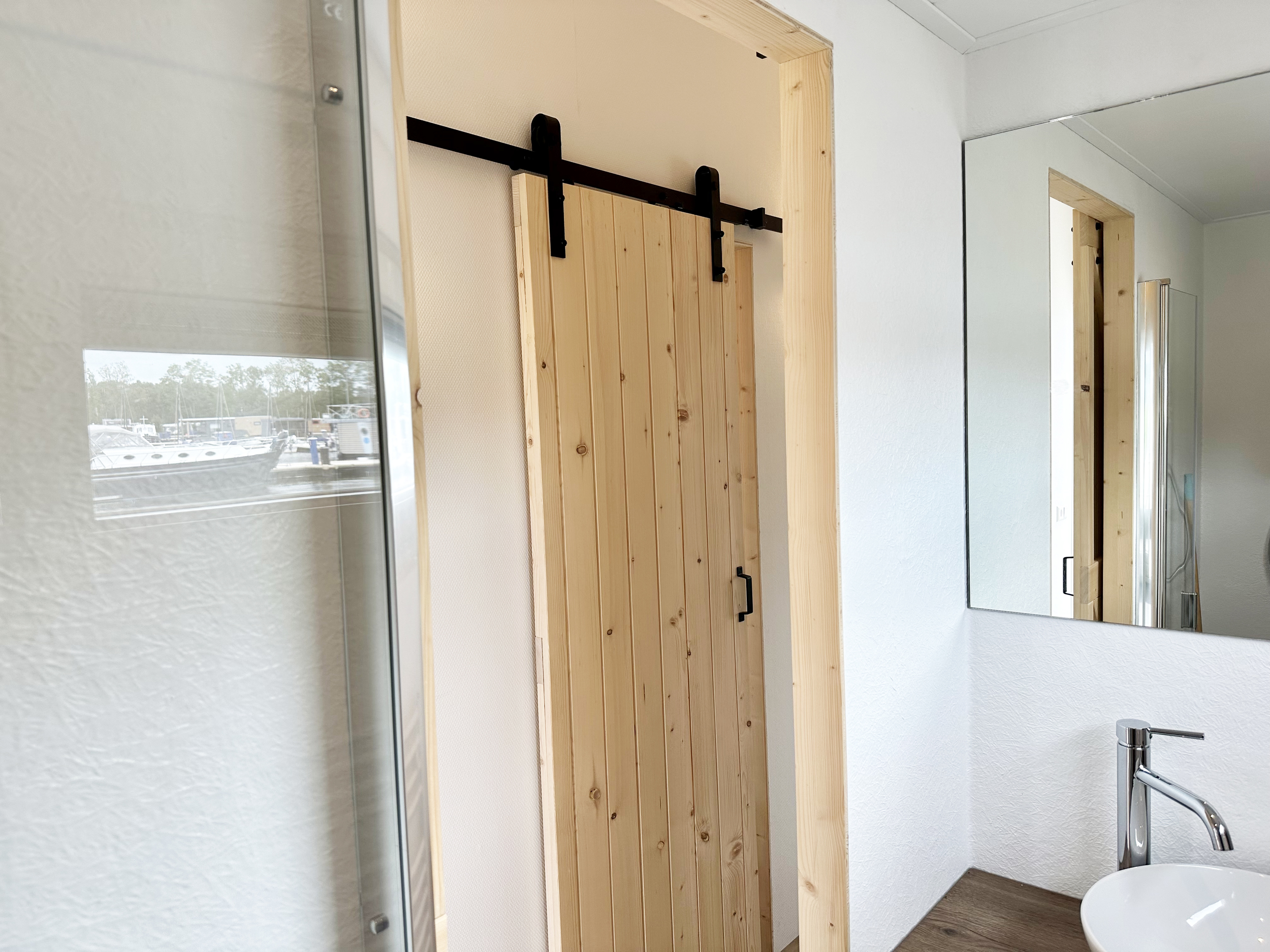 HOMESHIP VaarChalet 1250D Luxe Houseboat