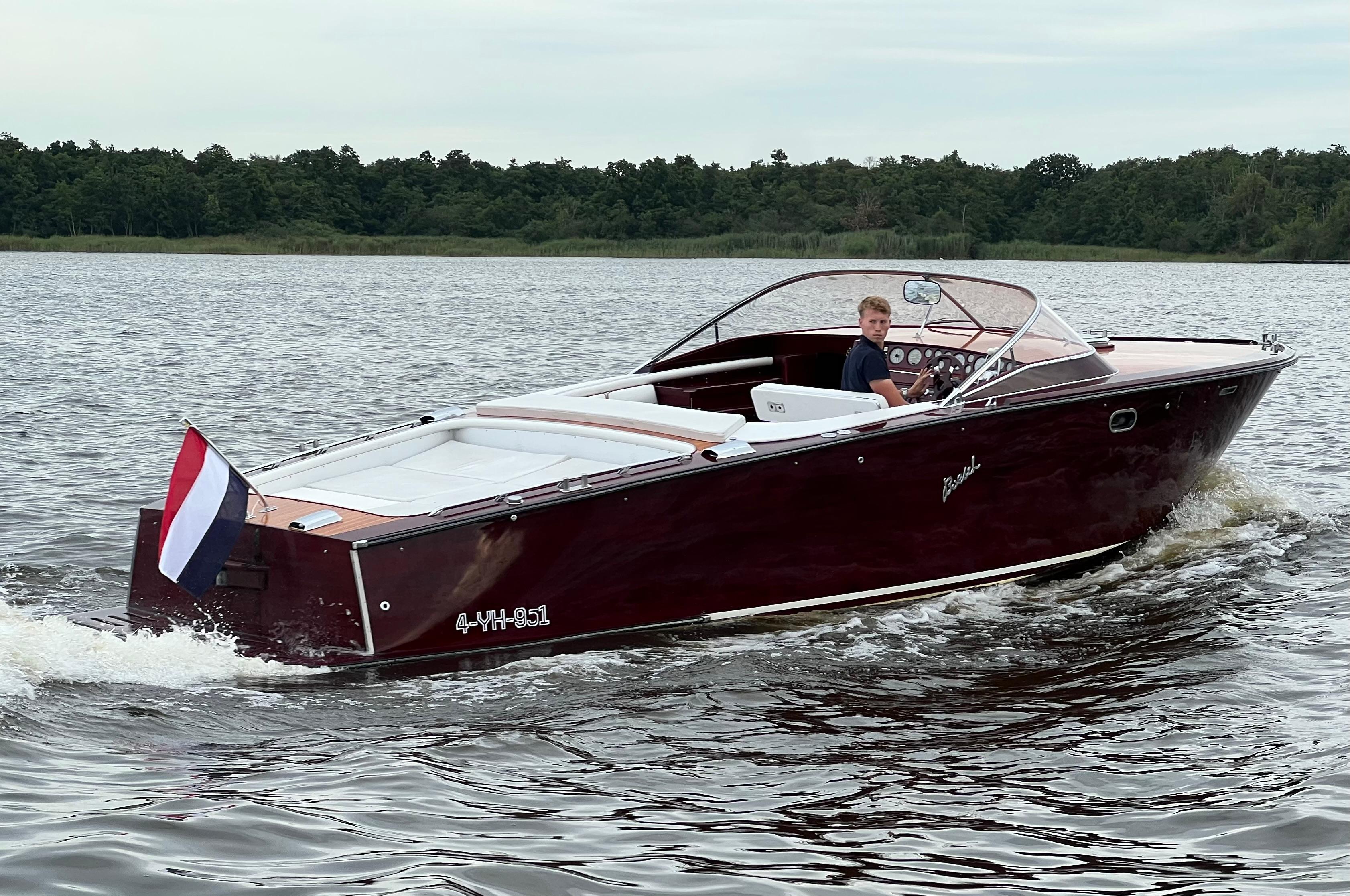 Boesch 850 Runabout Deluxe