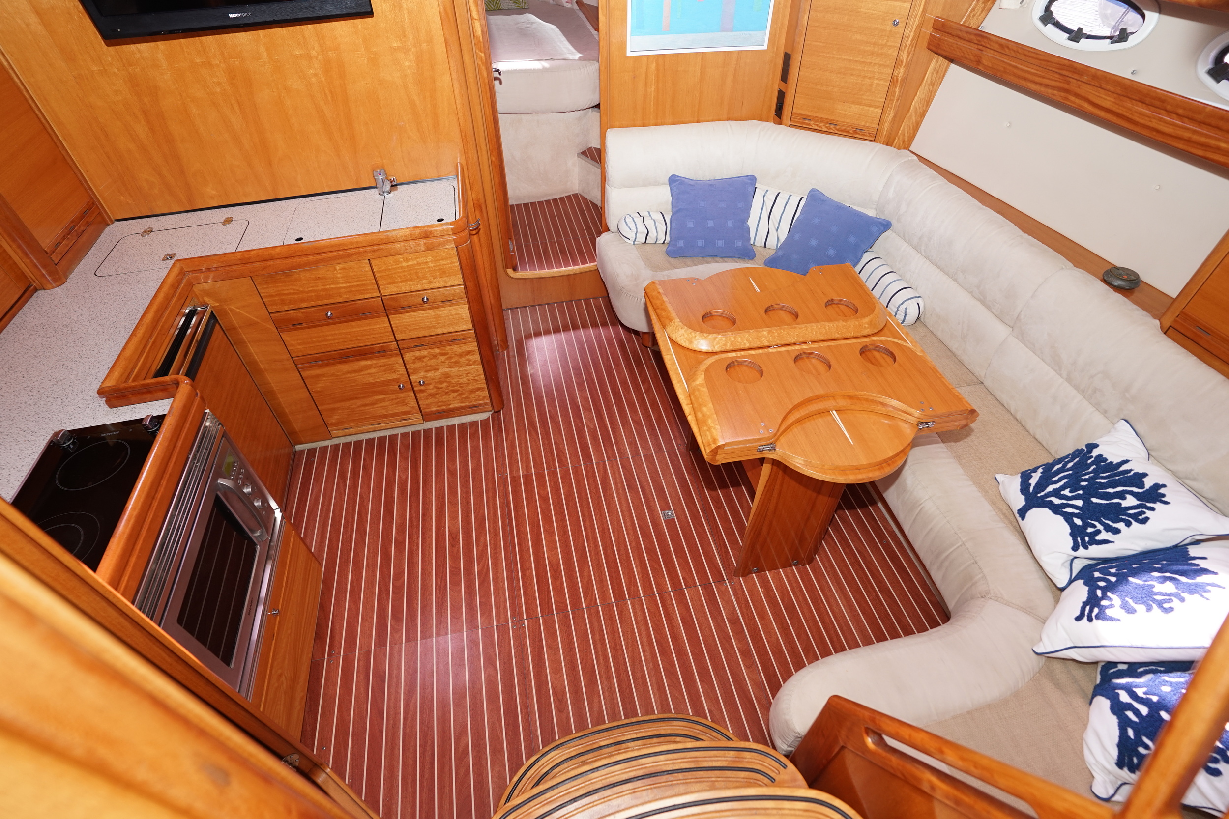 Bavaria 42 HT Sport IPS-500 - hydraulic platform