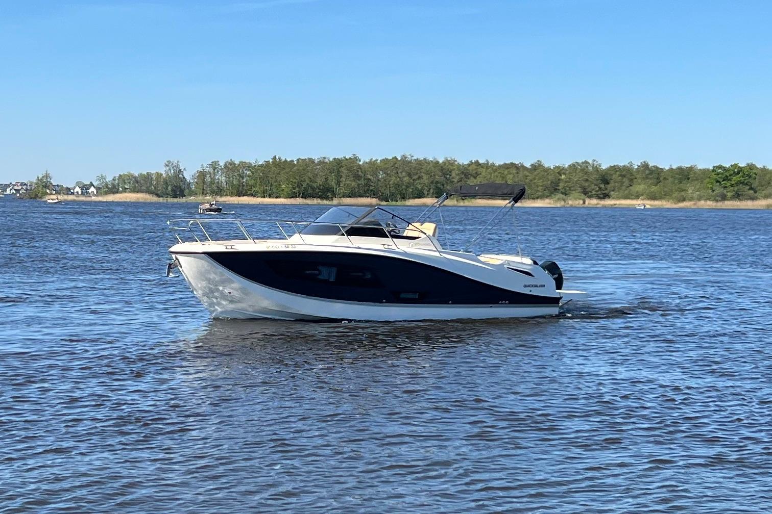 Quicksilver Activ 875 Sundeck