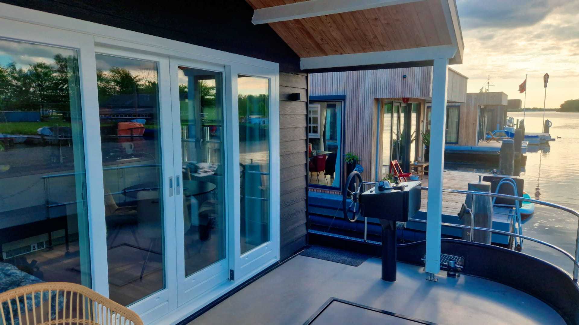 HOMESHIP Houseboat In AMSTERDAM -ZUID VaarChalet 1250D Luxe Goed Varende Houseboat