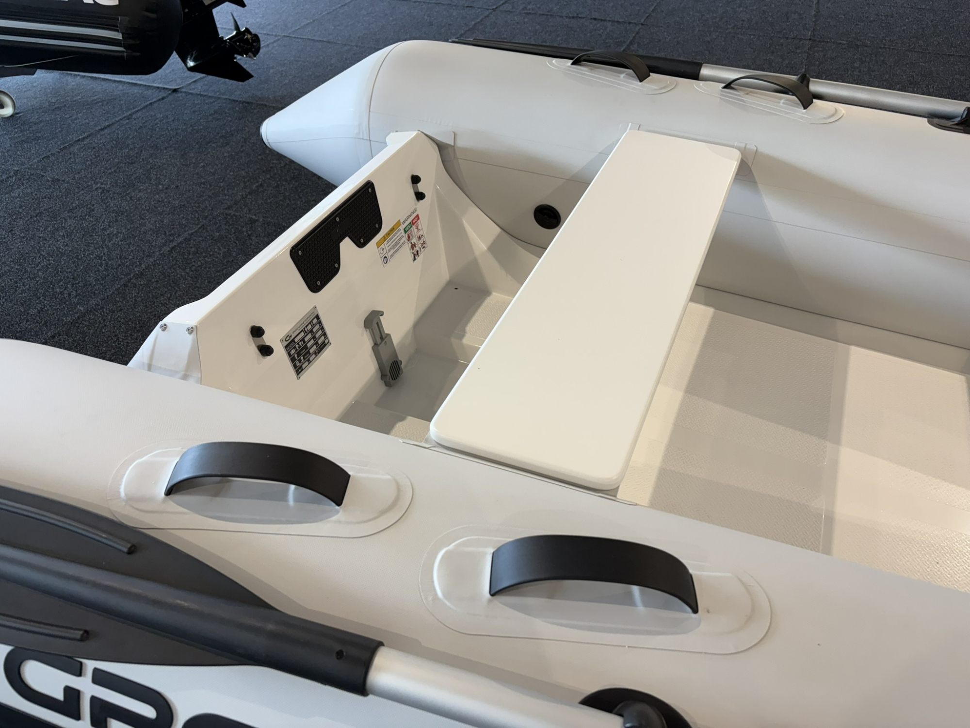 Grand Ribs Grand S330 wit met Mercury 4 pk