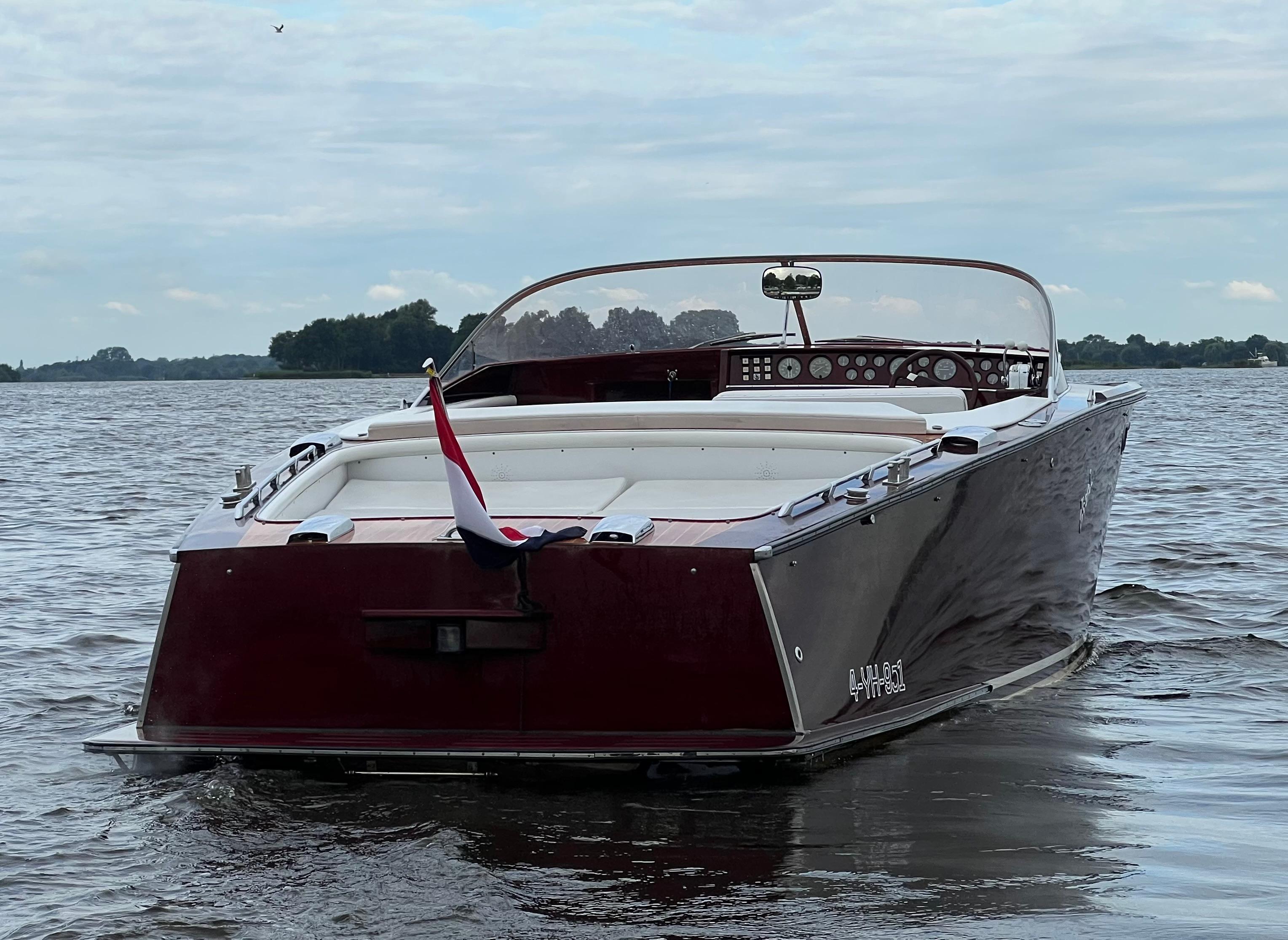 Boesch 850 Runabout Deluxe