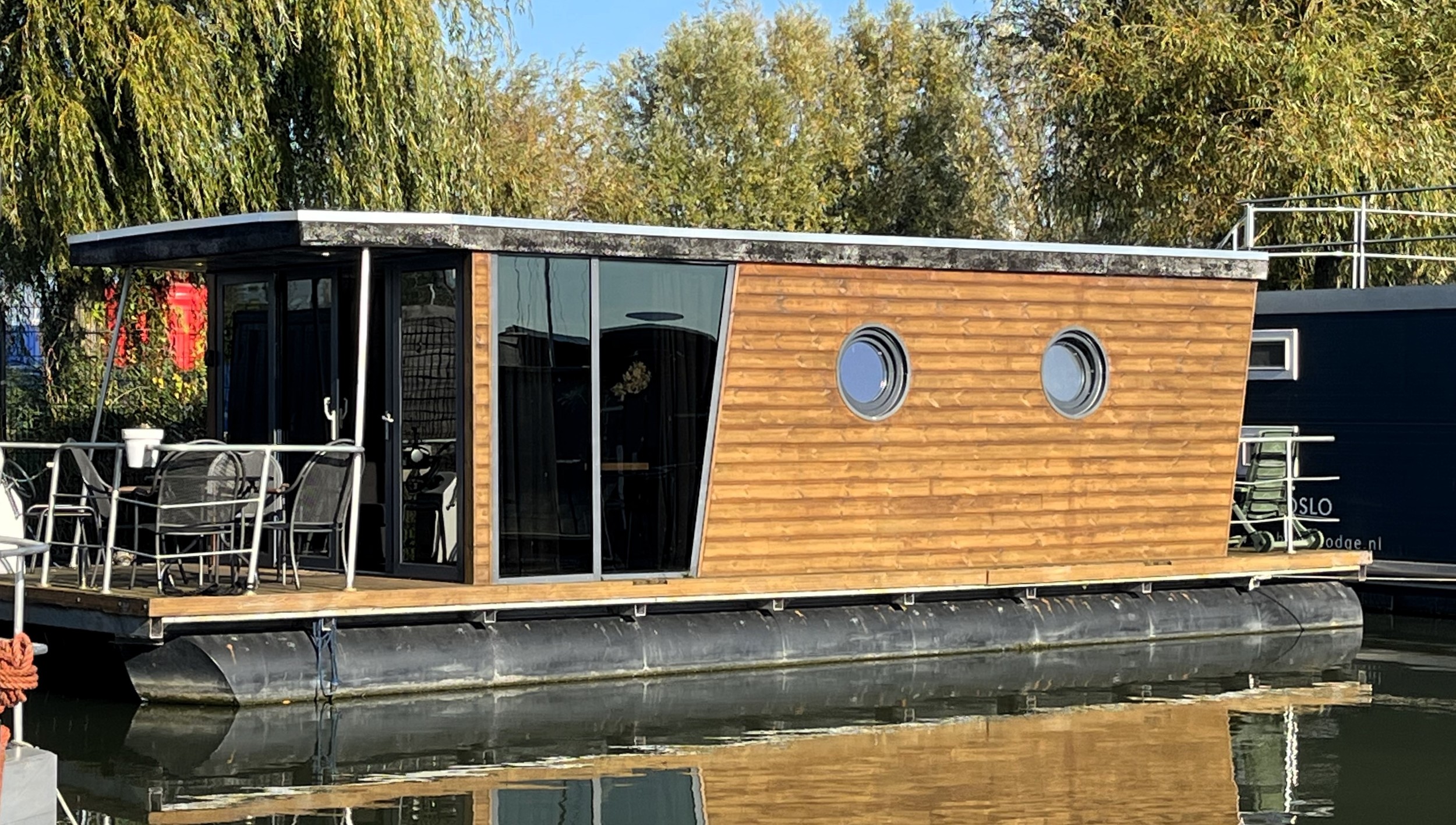 La Mare Apartboat (houseboat)