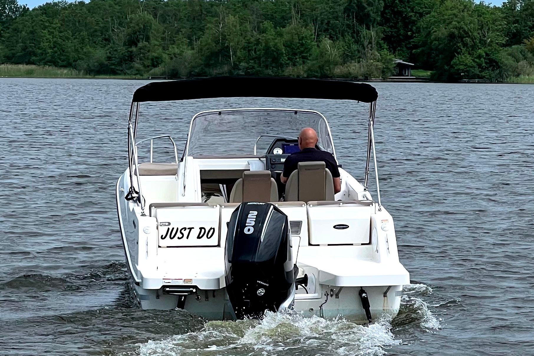 Quicksilver Activ 755 Sundeck
