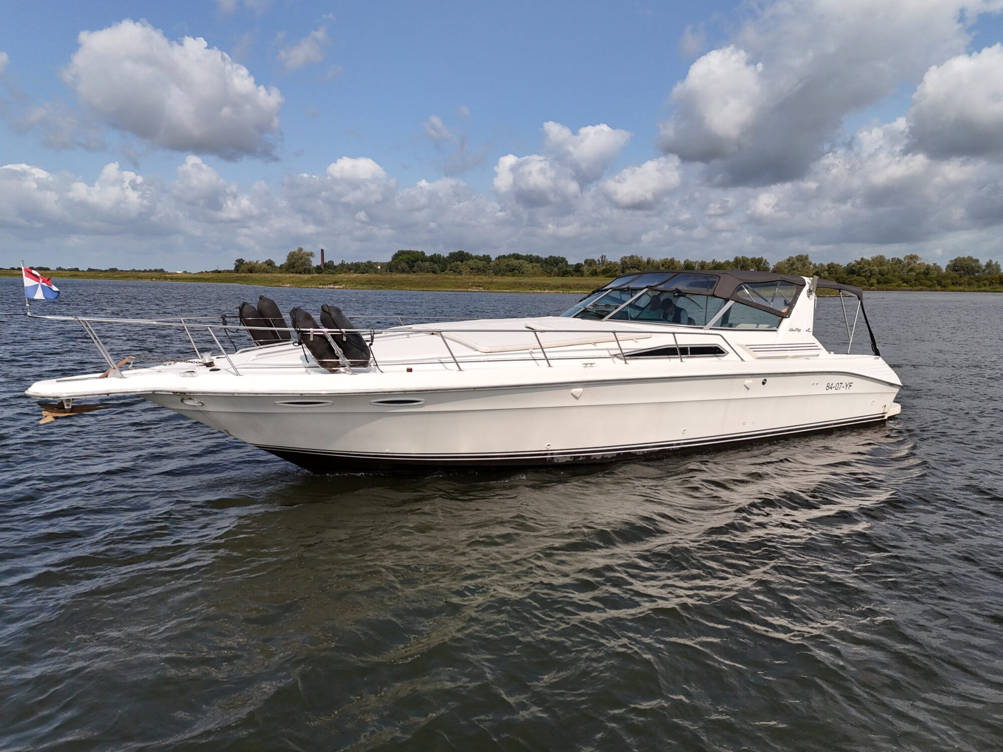 Sea Ray 400 Express Cruiser