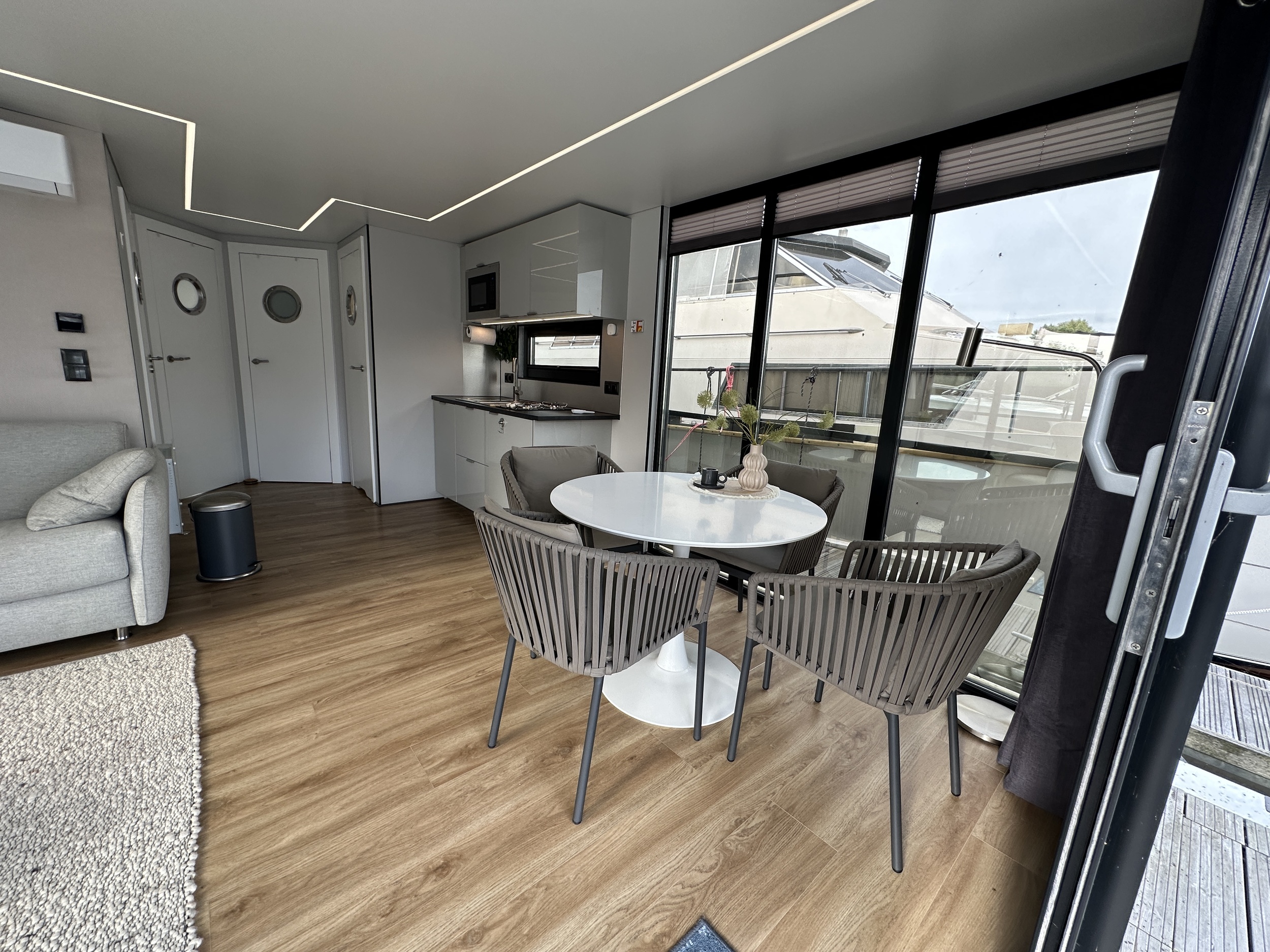 La Mare Houseboat Modern 12