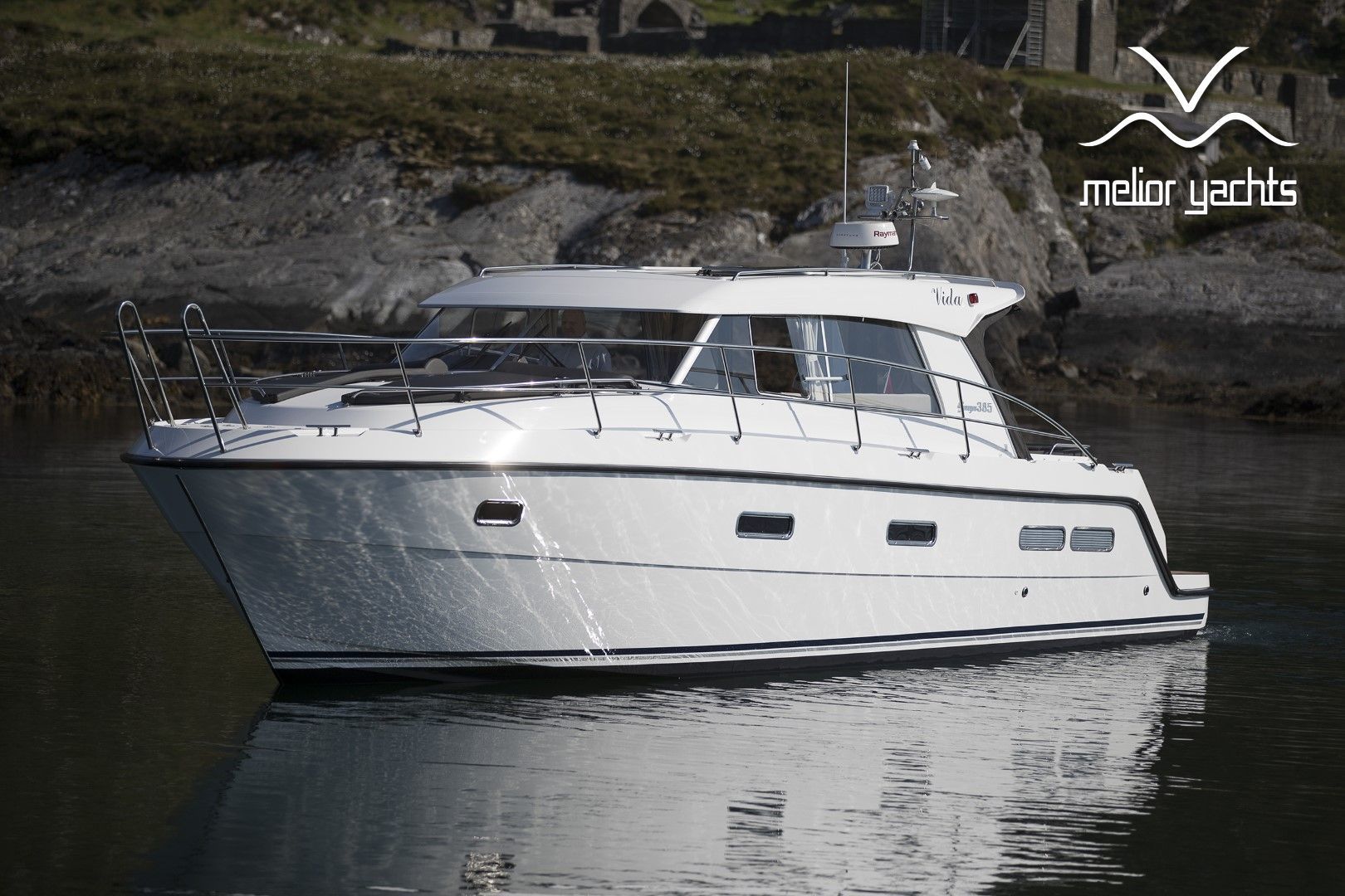 Saga 385 - Edition Walnut Interior