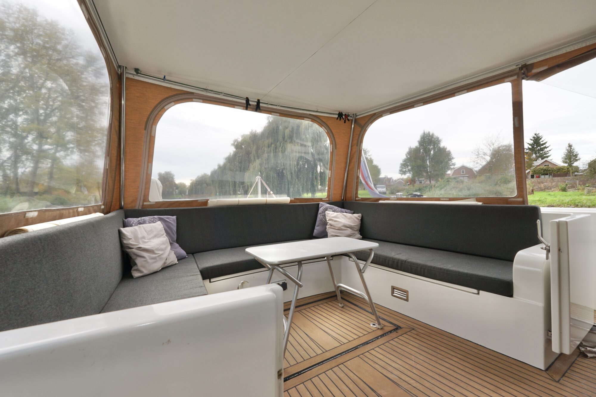Serious Yachts Gently Low Bridge 45 Sedan