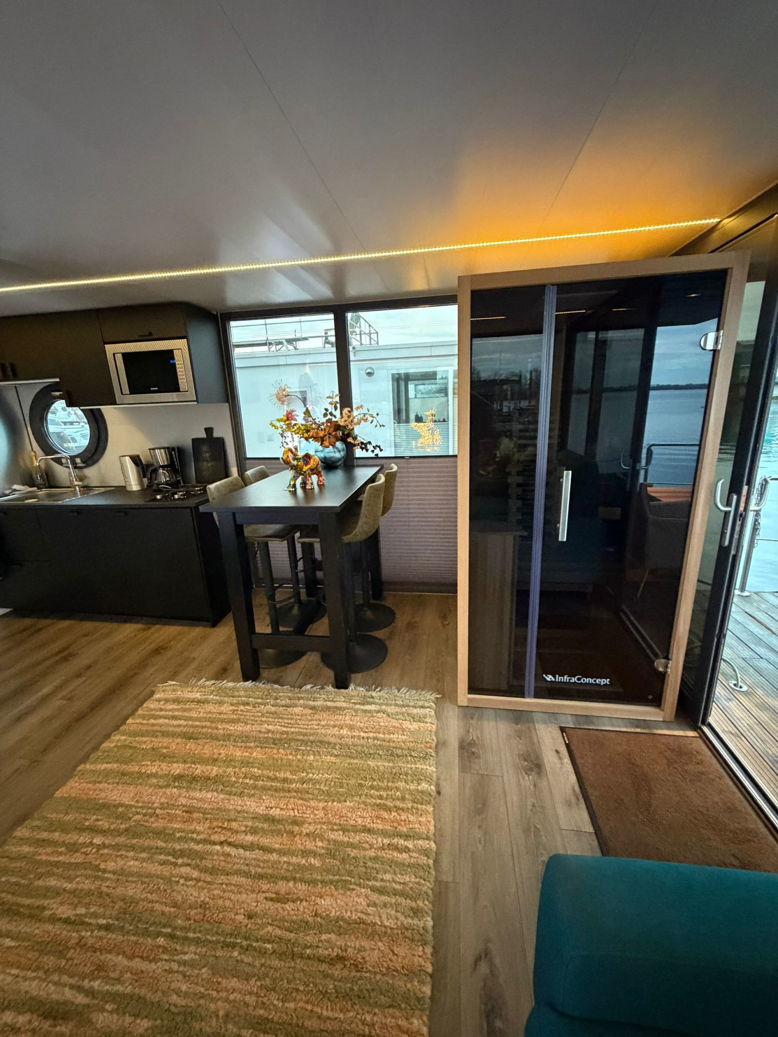 La Mare Houseboat Apartboat XL - Sauna - Hottub - Maasbommel