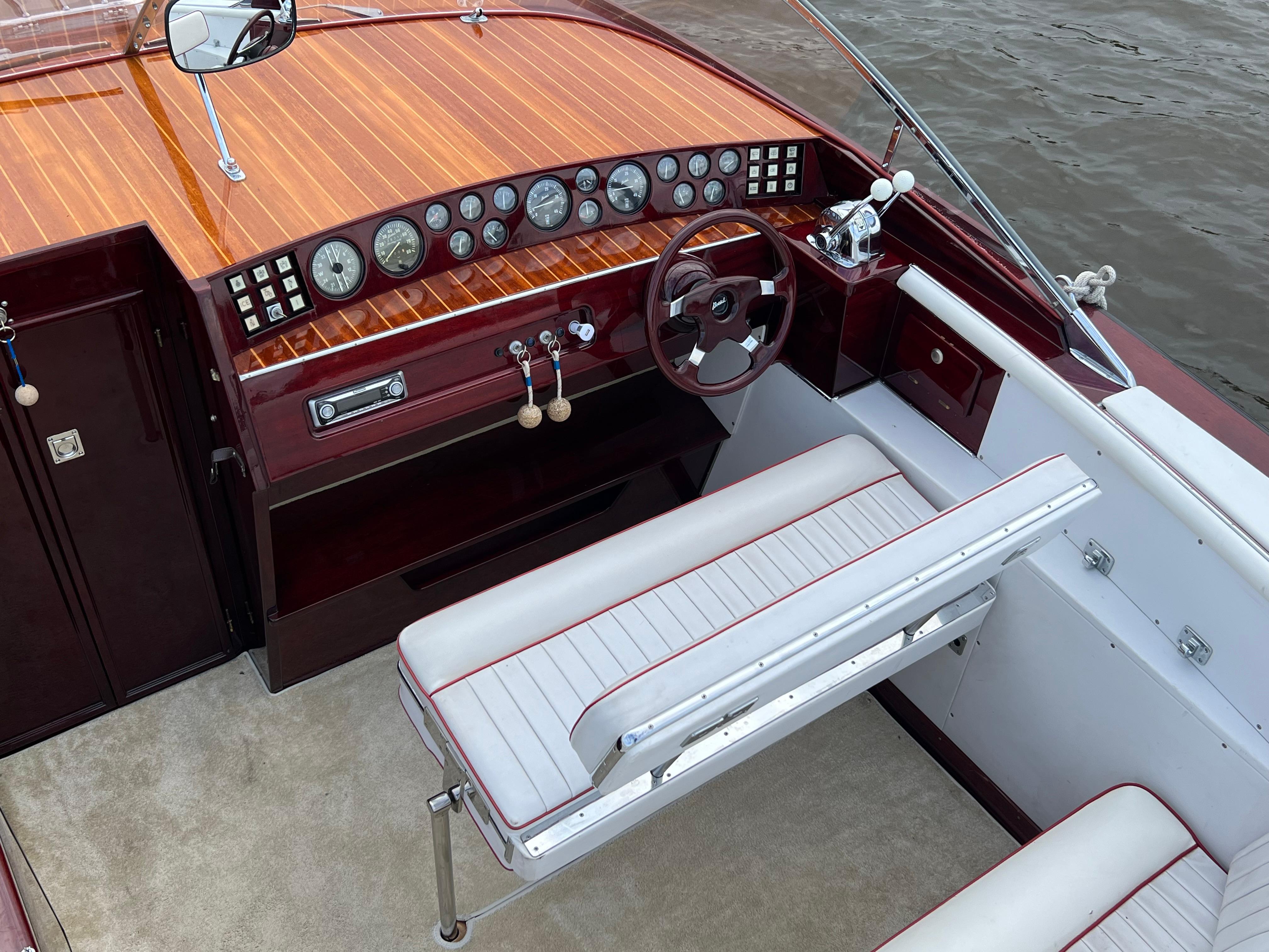 Boesch 850 Runabout Deluxe
