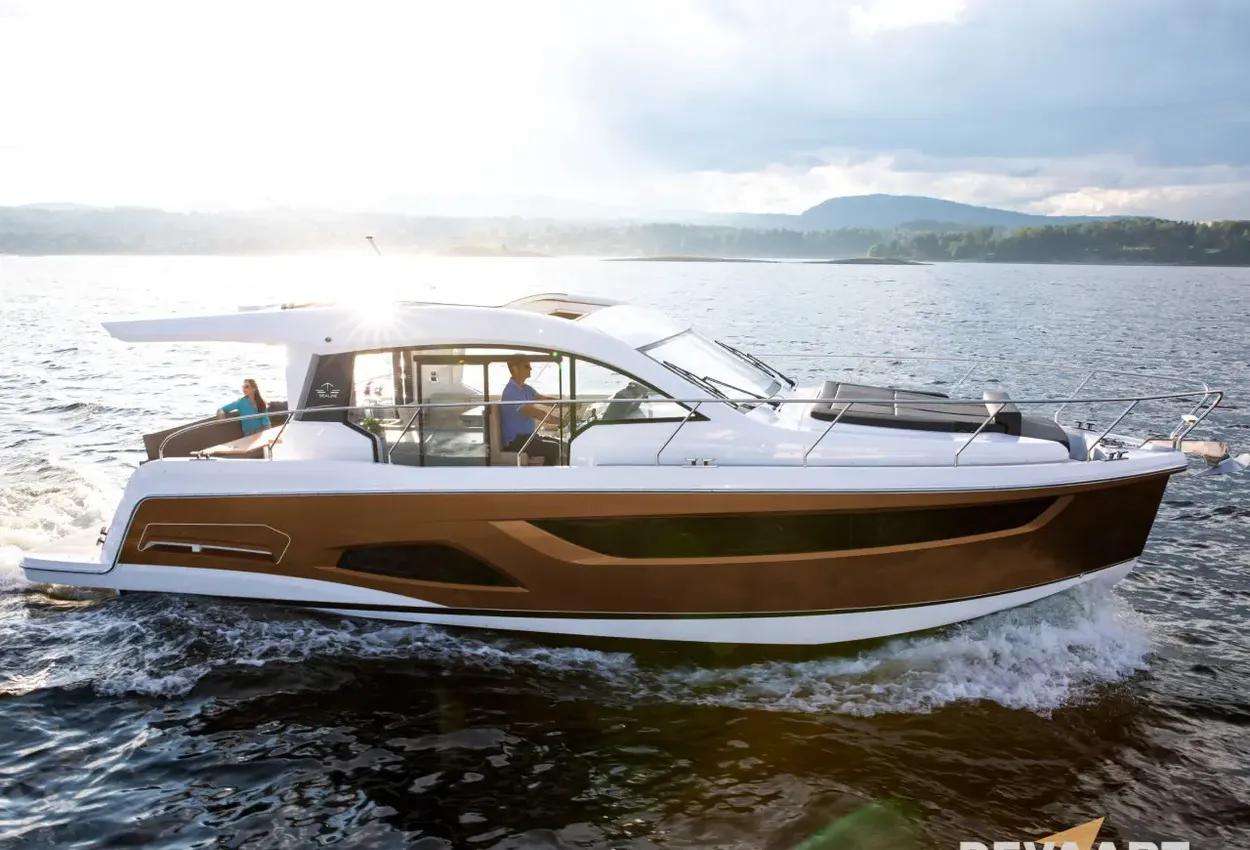 Sealine C390