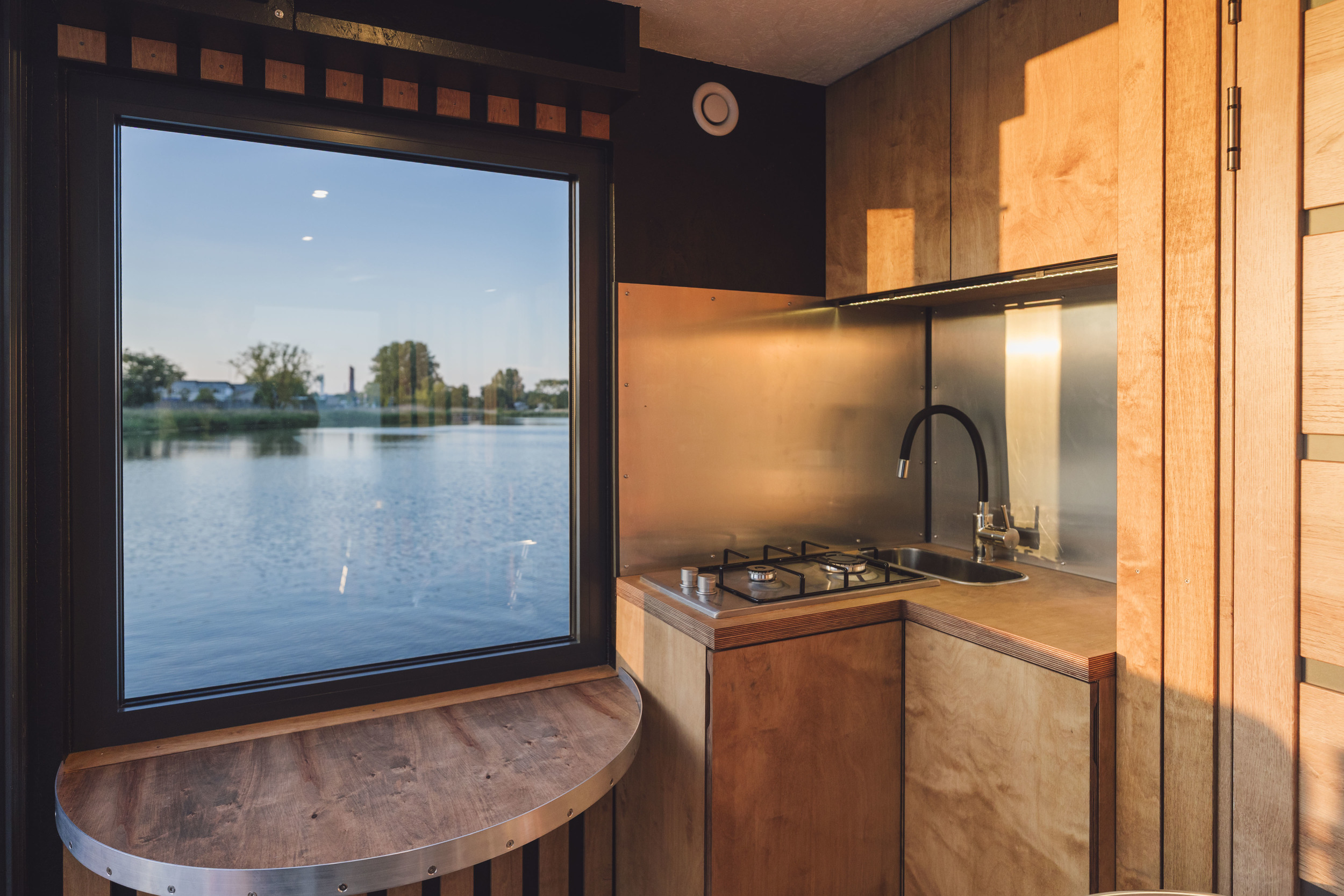 SHB Houseboat GTR 6.3